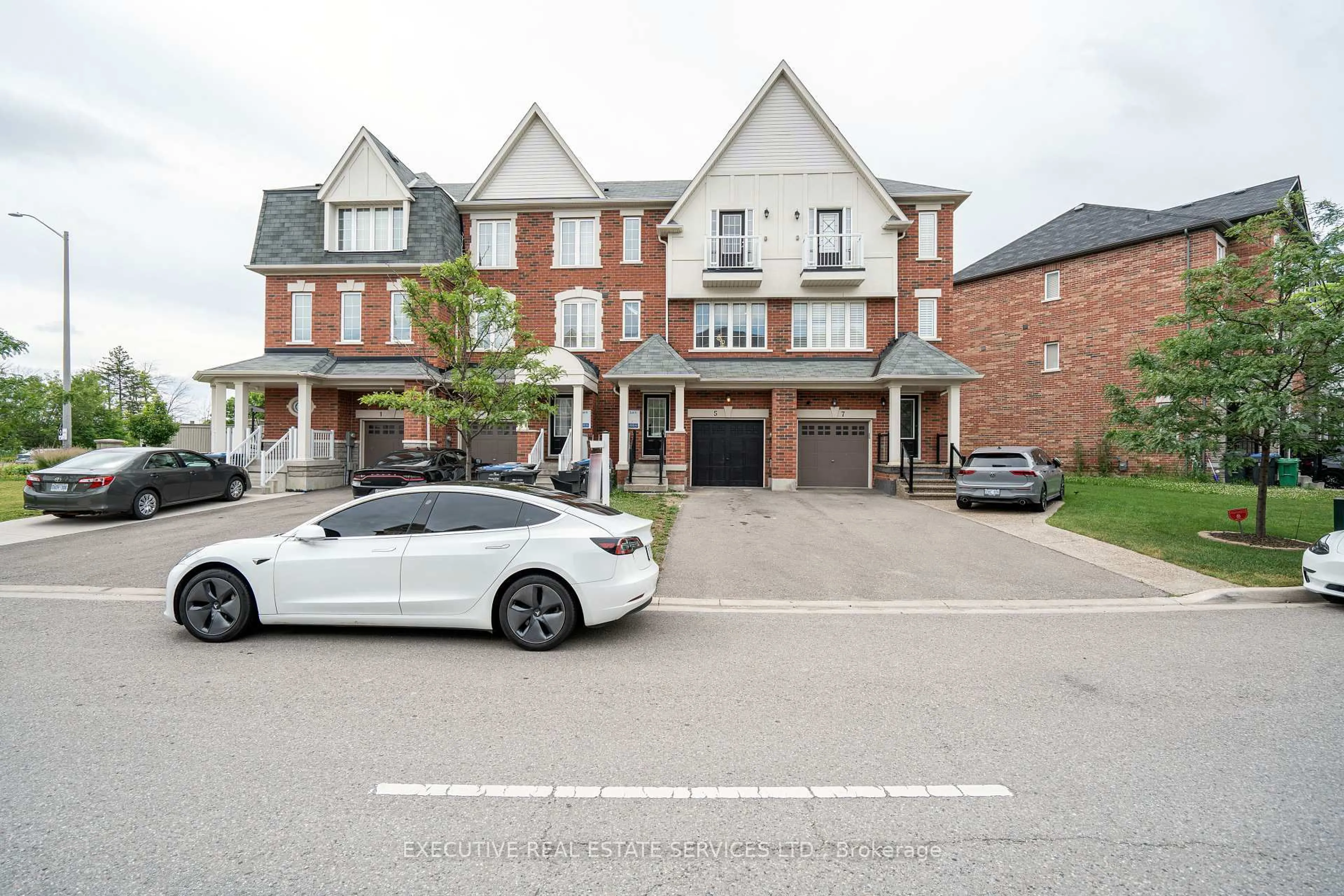 A pic from outside/outdoor area/front of a property/back of a property/a pic from drone, street for 5 Sprucewood Rd, Brampton Ontario L6Z 0J3