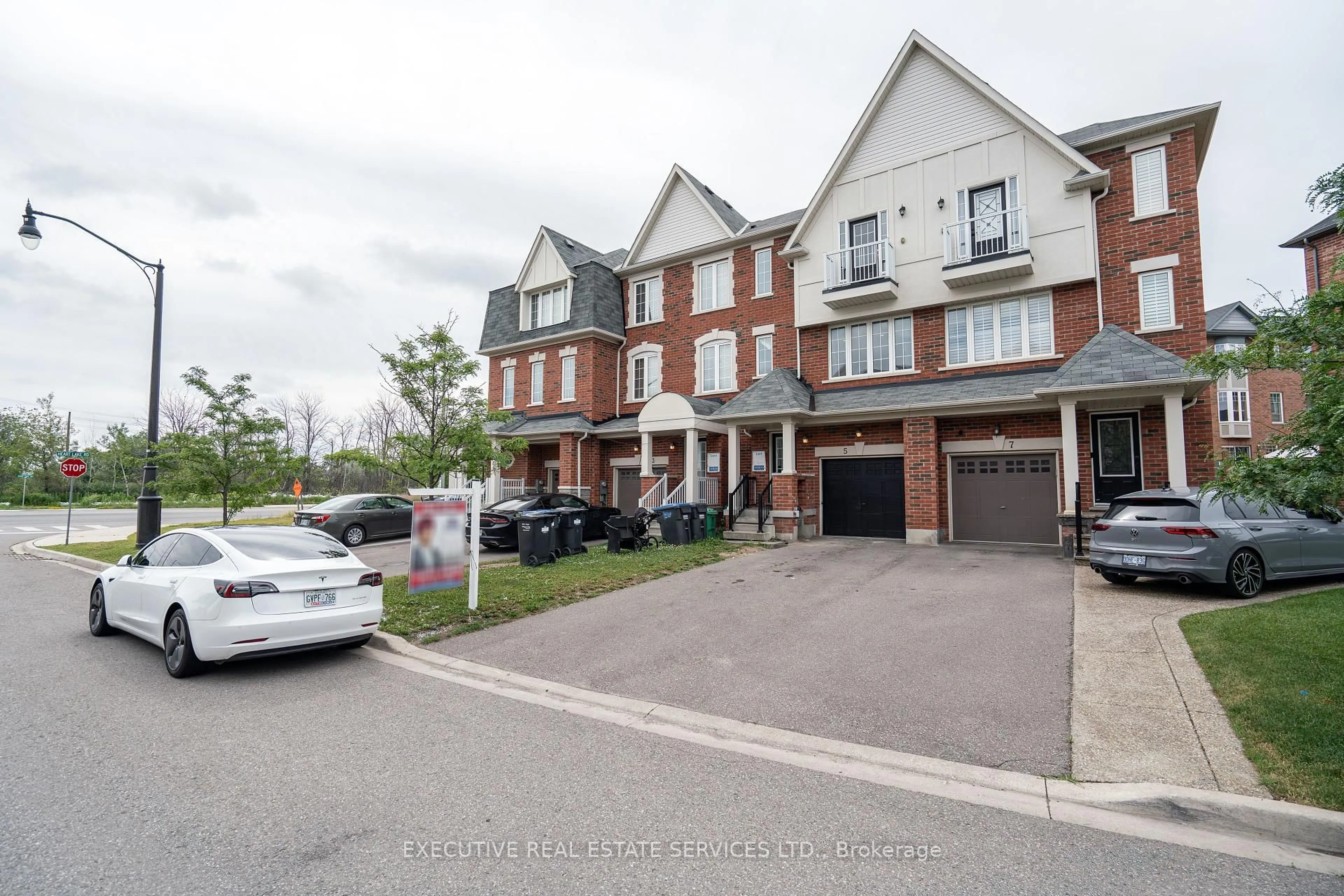 A pic from outside/outdoor area/front of a property/back of a property/a pic from drone, street for 5 Sprucewood Rd, Brampton Ontario L6Z 0J3