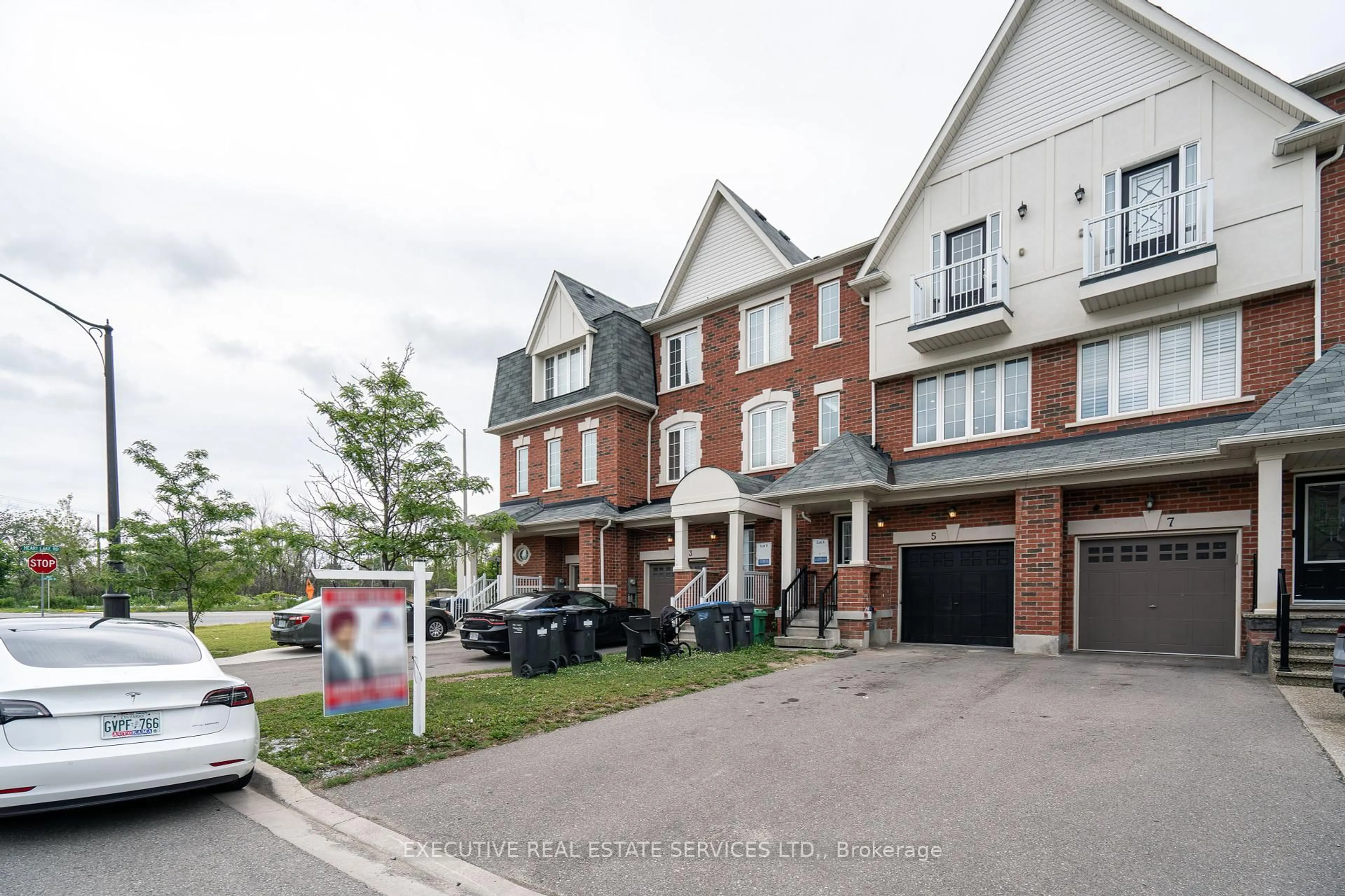 A pic from outside/outdoor area/front of a property/back of a property/a pic from drone, street for 5 Sprucewood Rd, Brampton Ontario L6Z 0J3