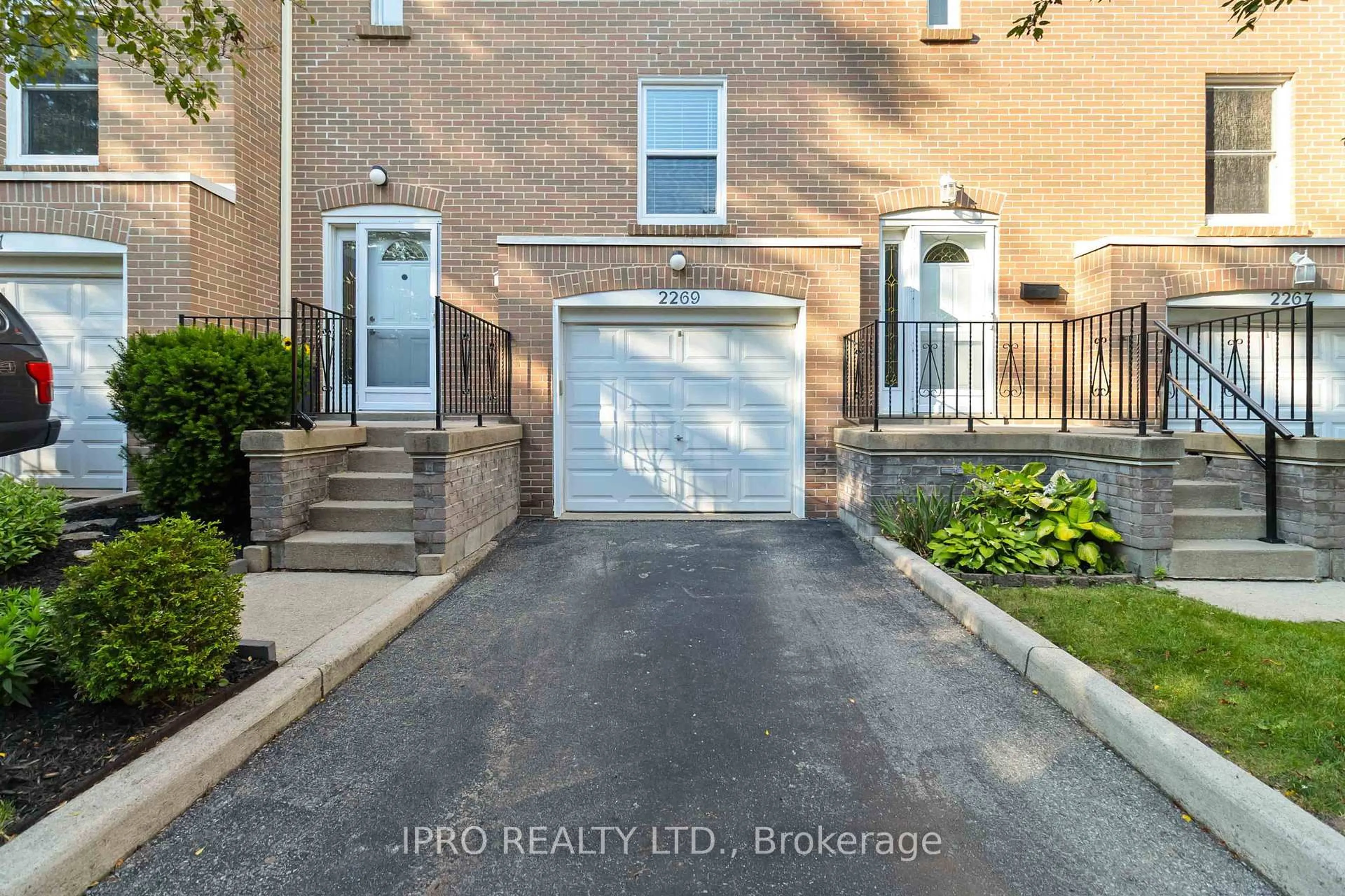 Indoor entryway for 2269 Mountain Grove Ave, Burlington Ontario L7P 2H8