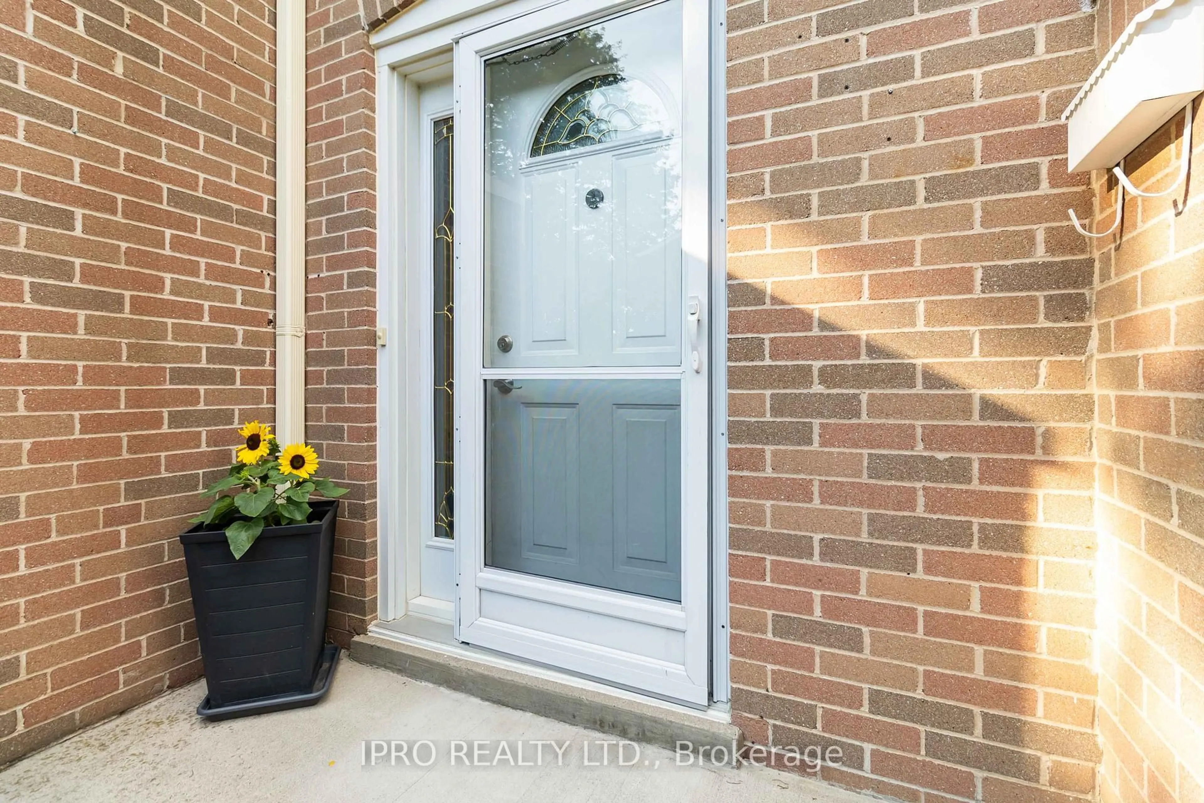 Indoor entryway for 2269 Mountain Grove Ave, Burlington Ontario L7P 2H8