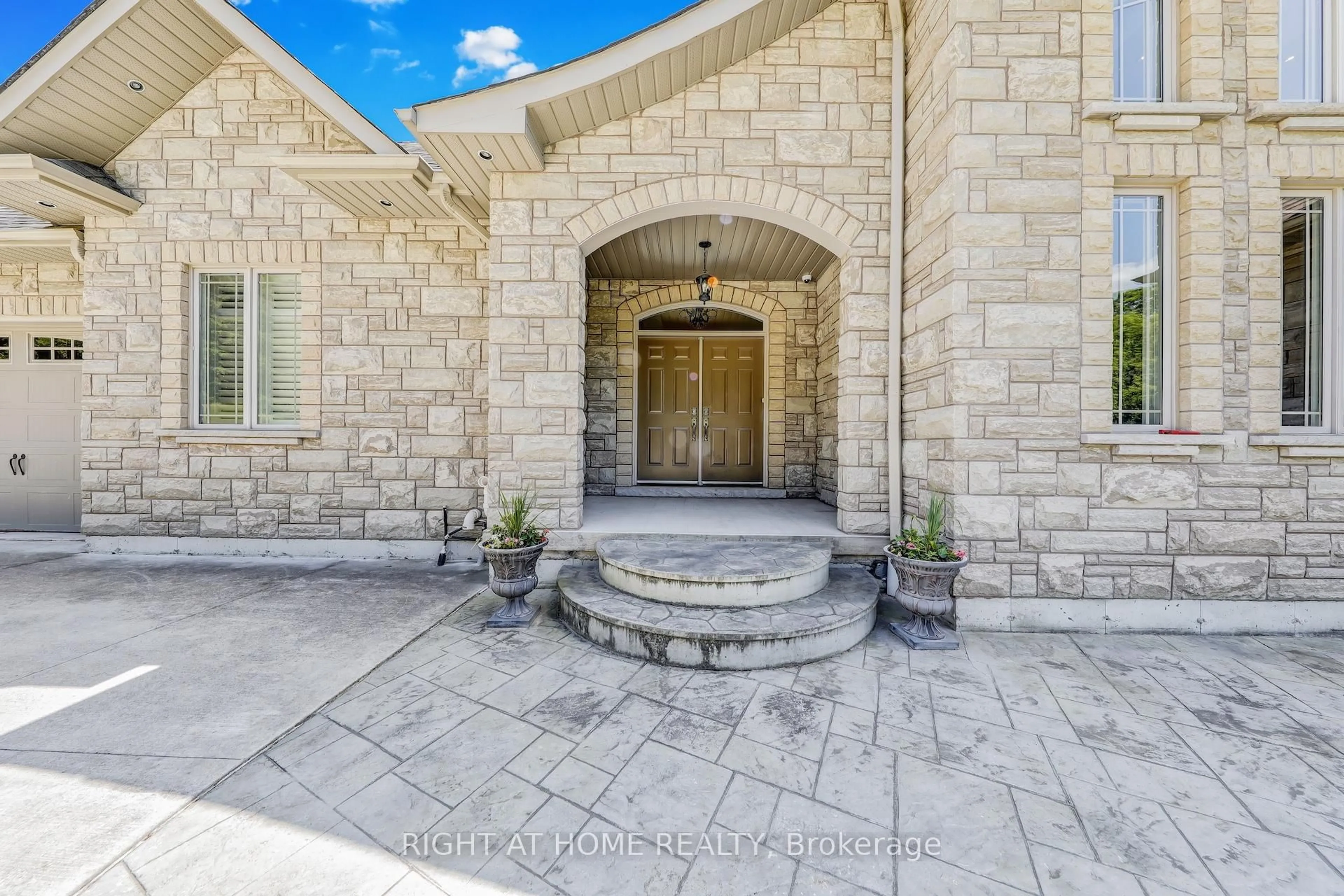 Indoor entryway for 15848 MOUNTAINVIEW Rd, Caledon Ontario L7C 2V2