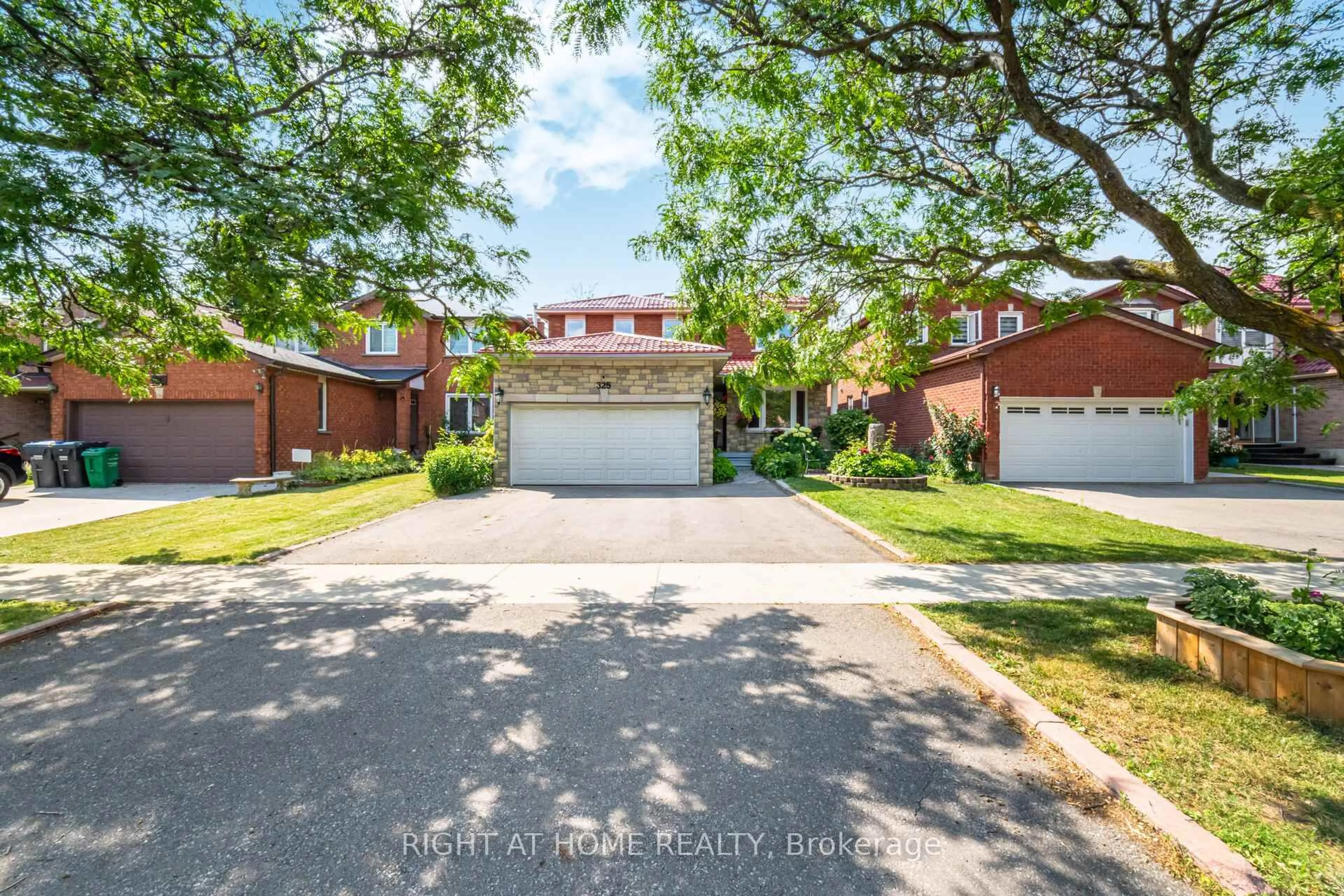 A pic from outside/outdoor area/front of a property/back of a property/a pic from drone, street for 325 Harrowsmith Dr, Mississauga Ontario L5R 1P9