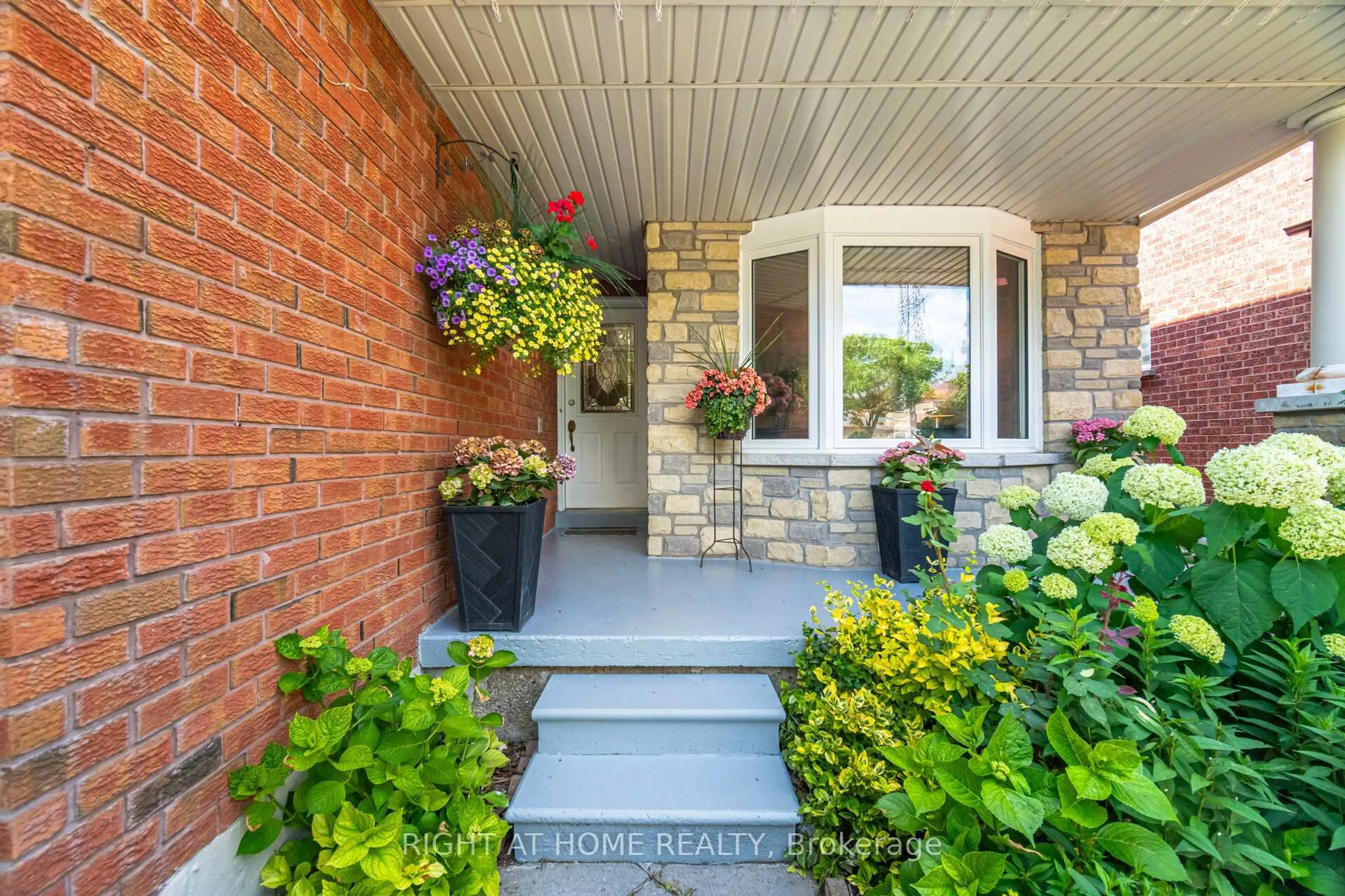 Indoor entryway for 325 Harrowsmith Dr, Mississauga Ontario L5R 1P9