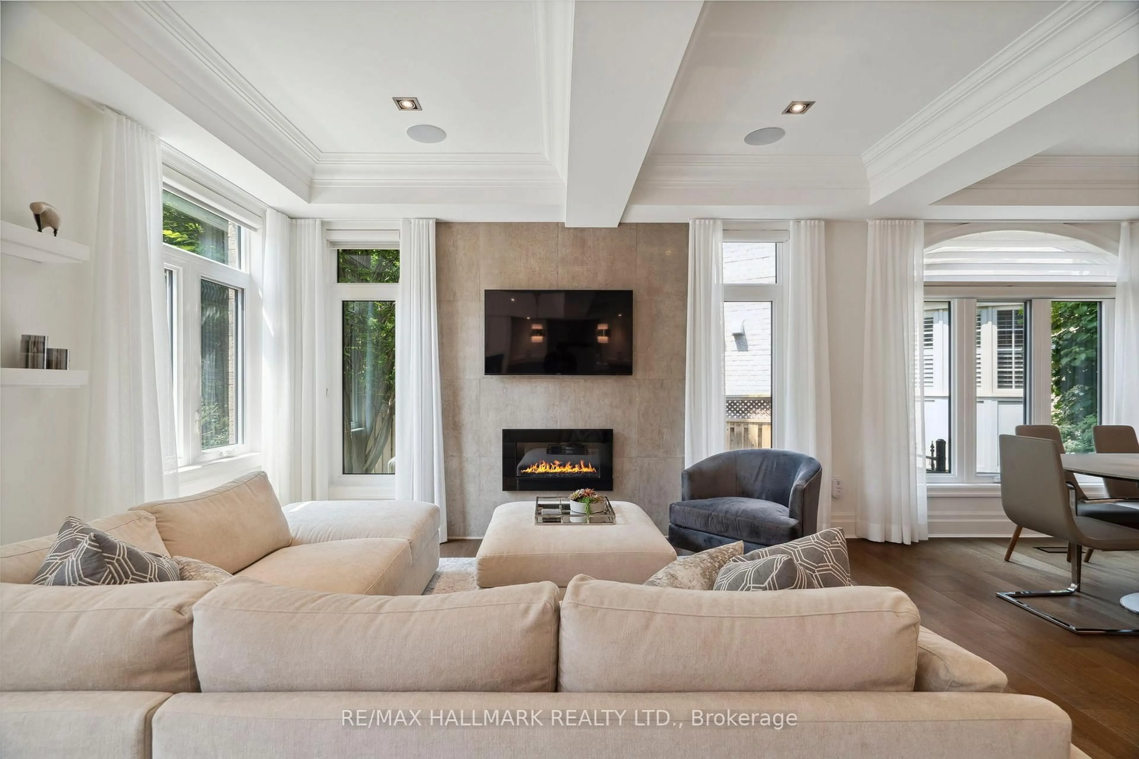 Living room with furniture, unknown for 2092 PINEVALLEY Cres, Oakville Ontario L6H 6L8