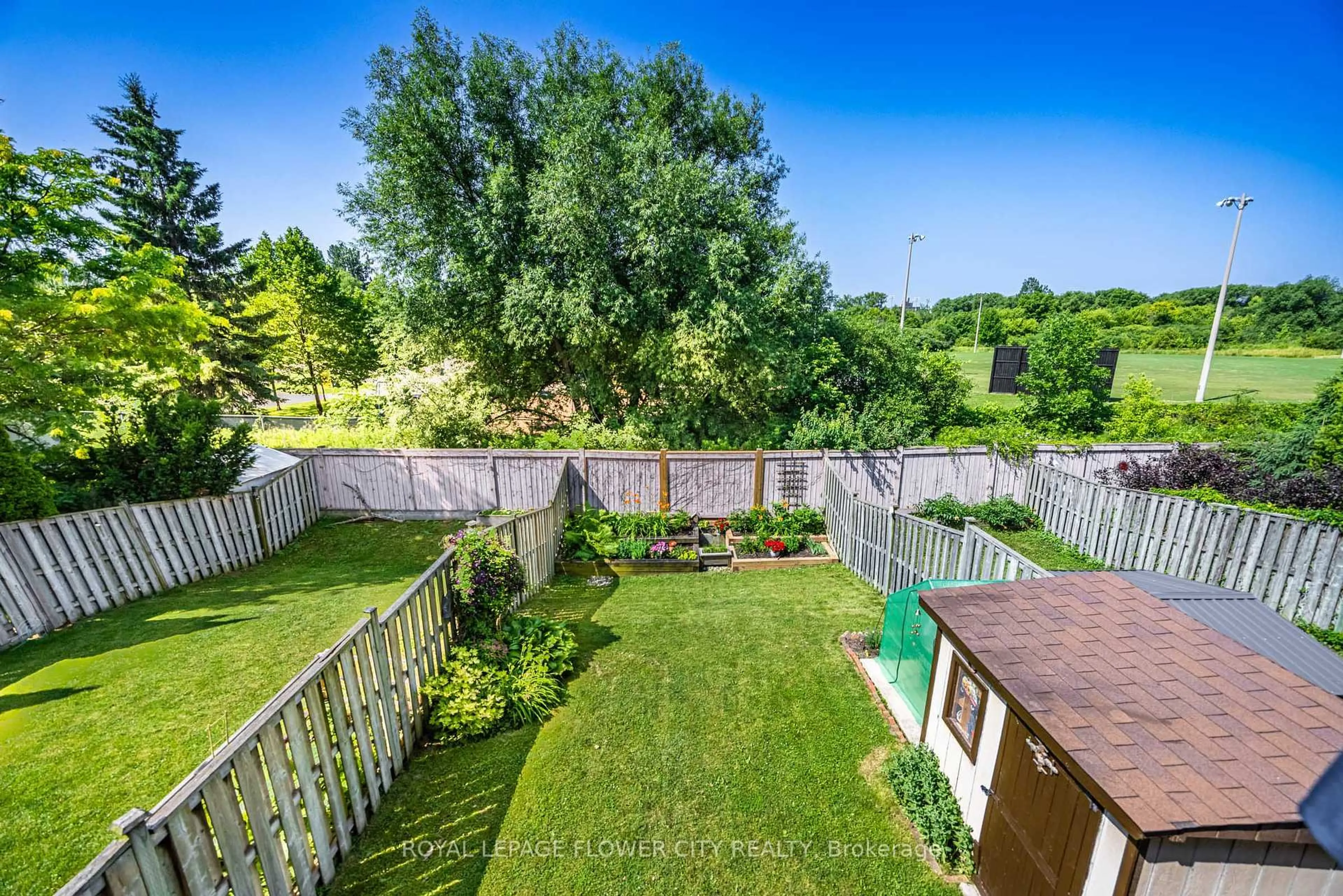 A pic from outside/outdoor area/front of a property/back of a property/a pic from drone, unknown for 120 Railroad St #40, Brampton Ontario L6X 5A1