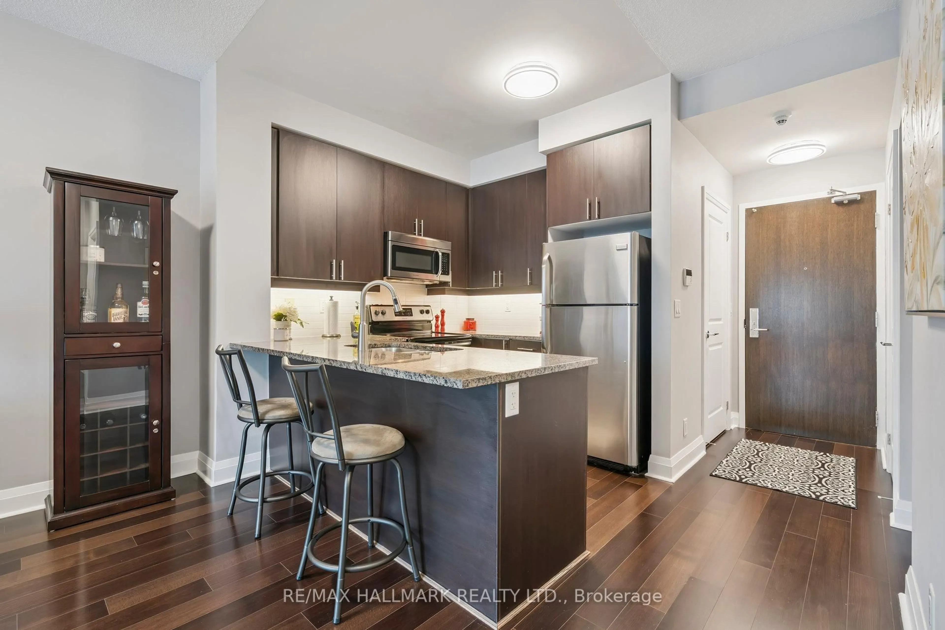 Open concept kitchen, wood/laminate floor for 1185 The Queensway #1006, Toronto Ontario M8Z 1R4