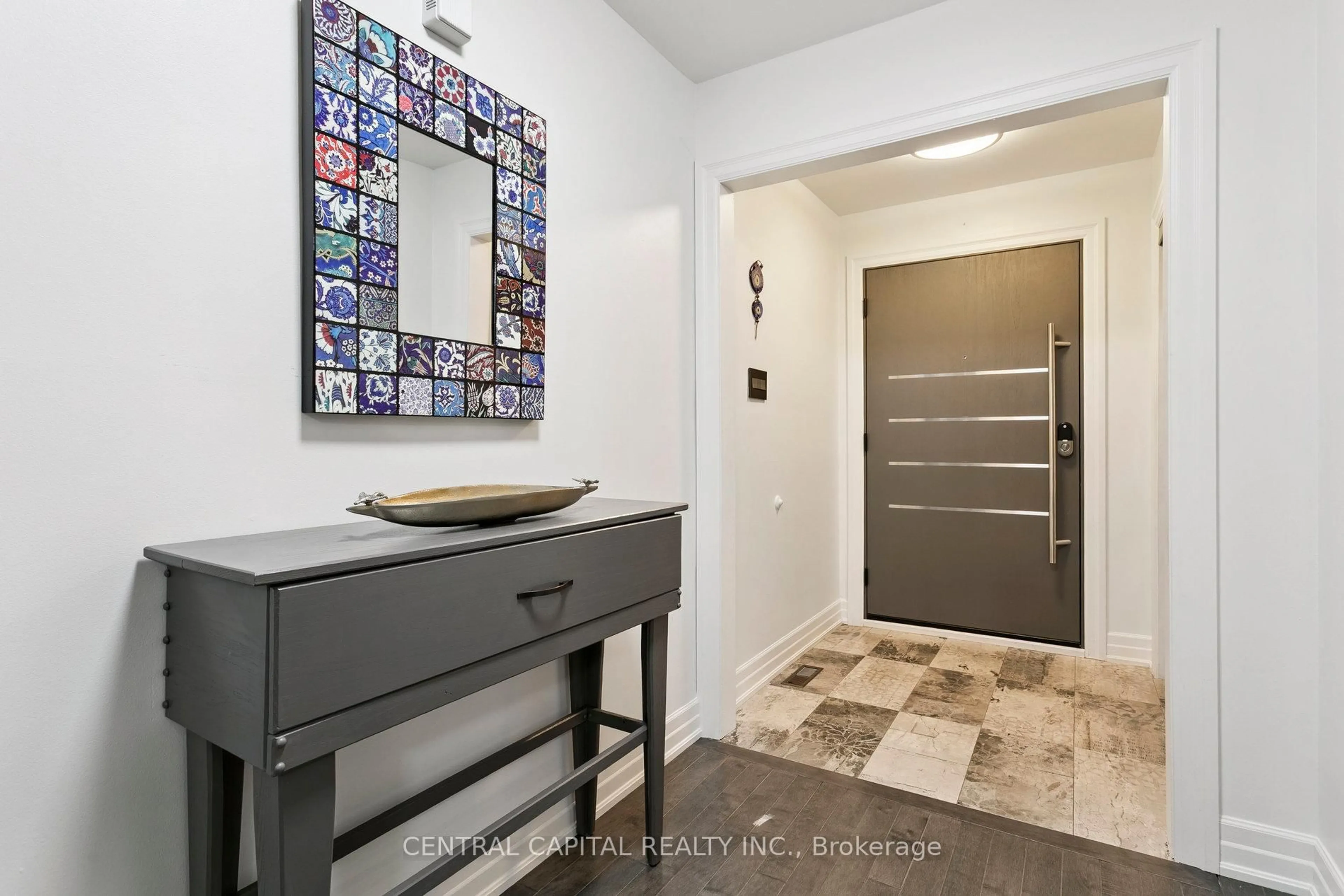 Indoor entryway for 3389 Hargrove Rd, Mississauga Ontario L5L 4C9