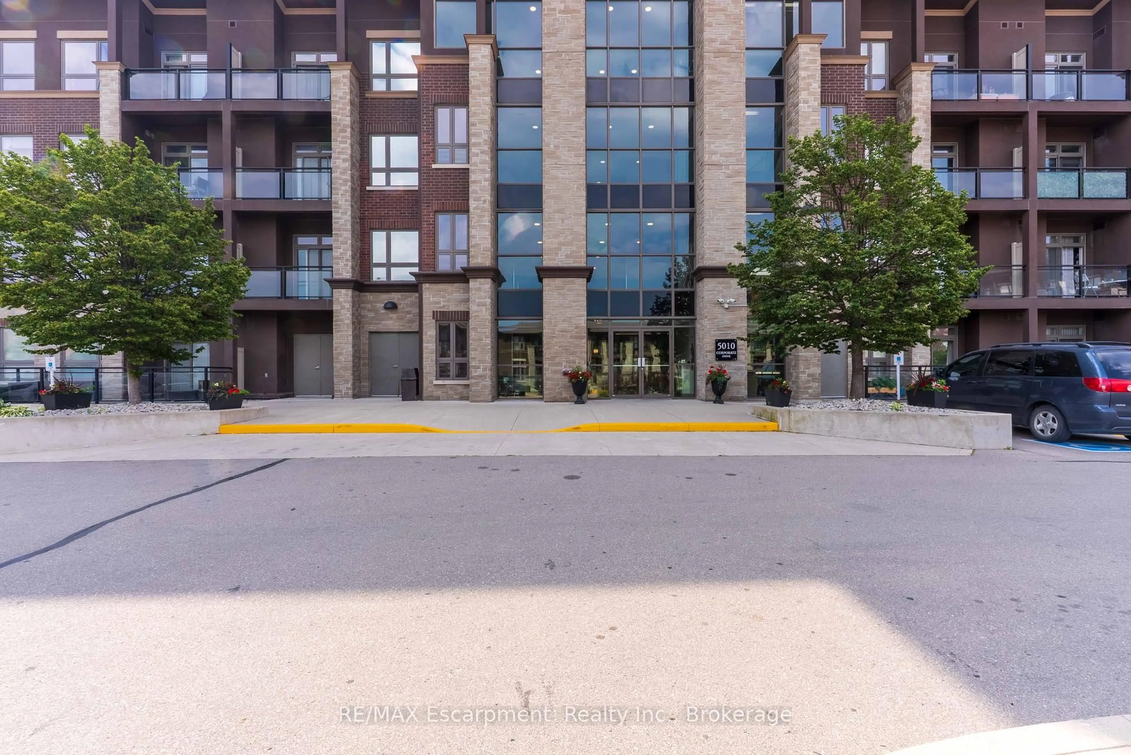 Patio, building for 5010 Corporate Dr #313, Burlington Ontario L7L 0H6