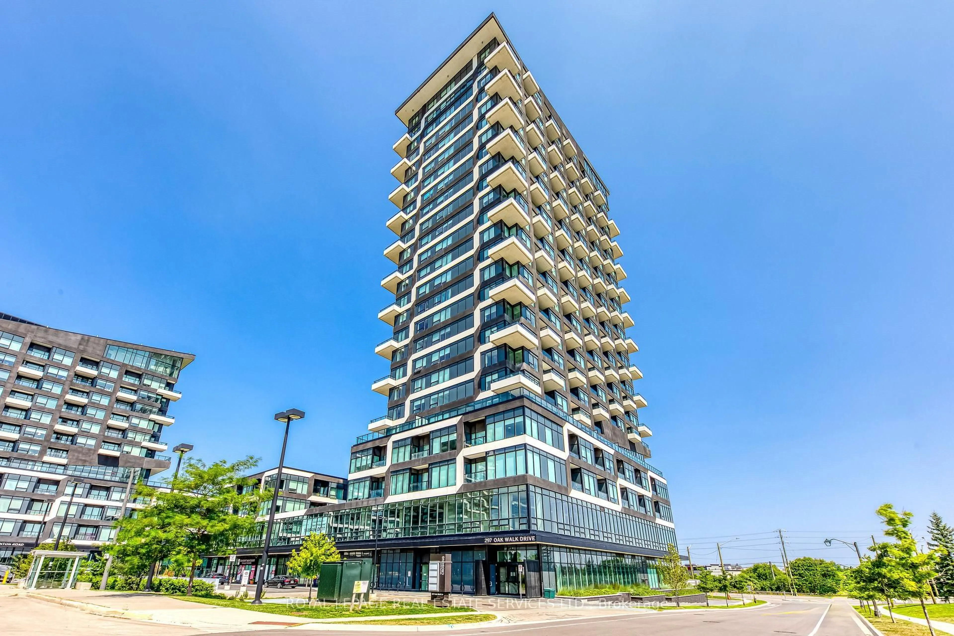 Indoor foyer for 297 Oak Walk Dr #1108, Oakville Ontario L6H 3R6