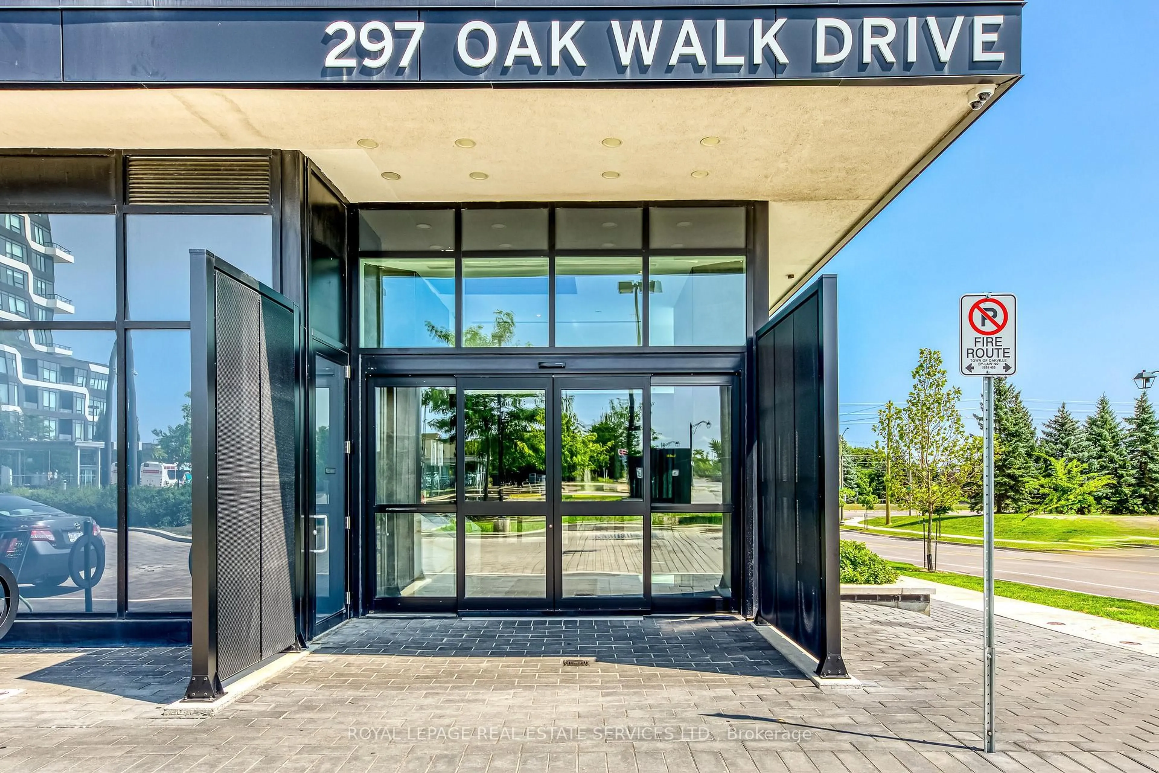 Indoor foyer for 297 Oak Walk Dr #1108, Oakville Ontario L6H 3R6