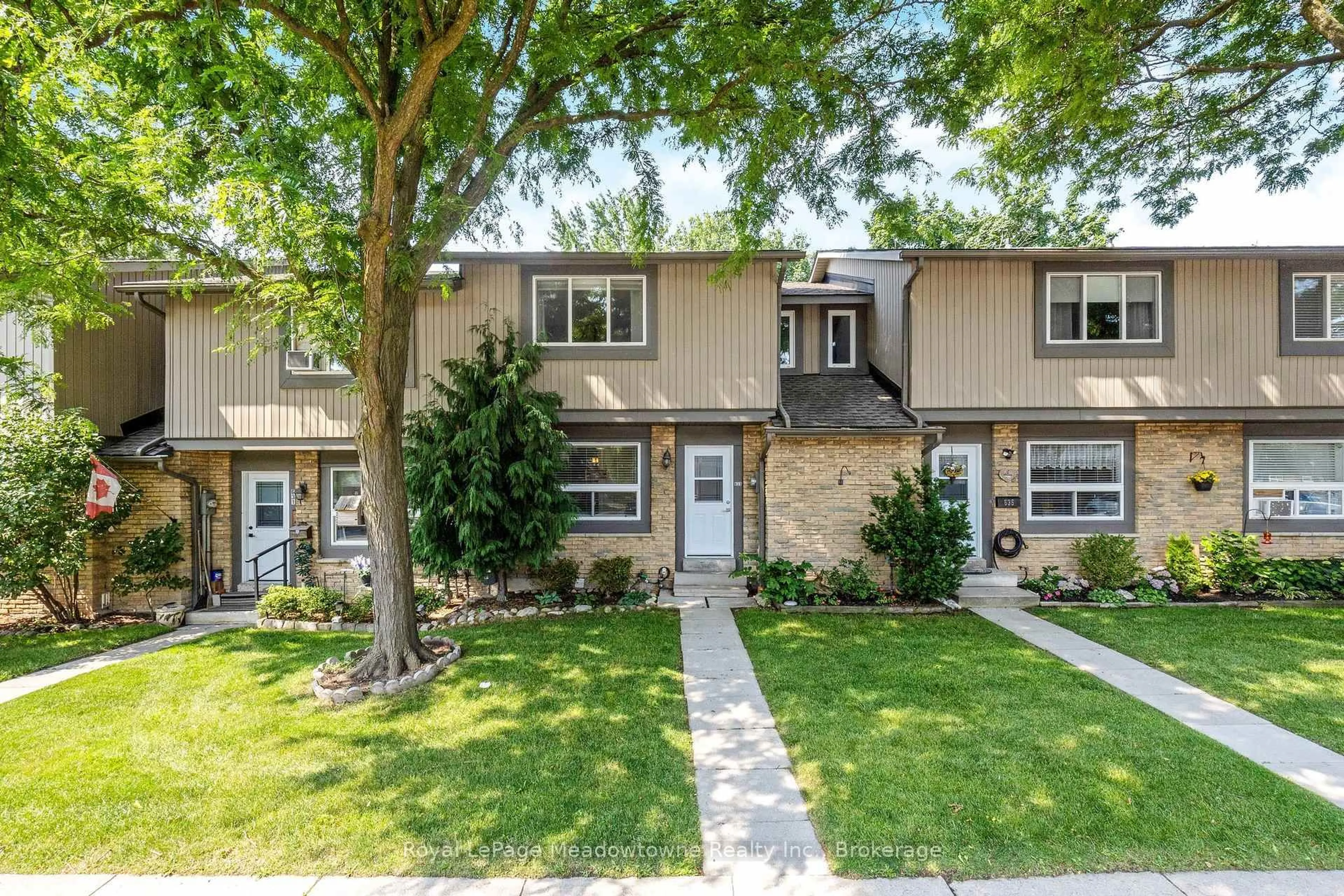 Home with vinyl exterior material, street for 633 Woodward Ave, Milton Ontario L9T 3K4
