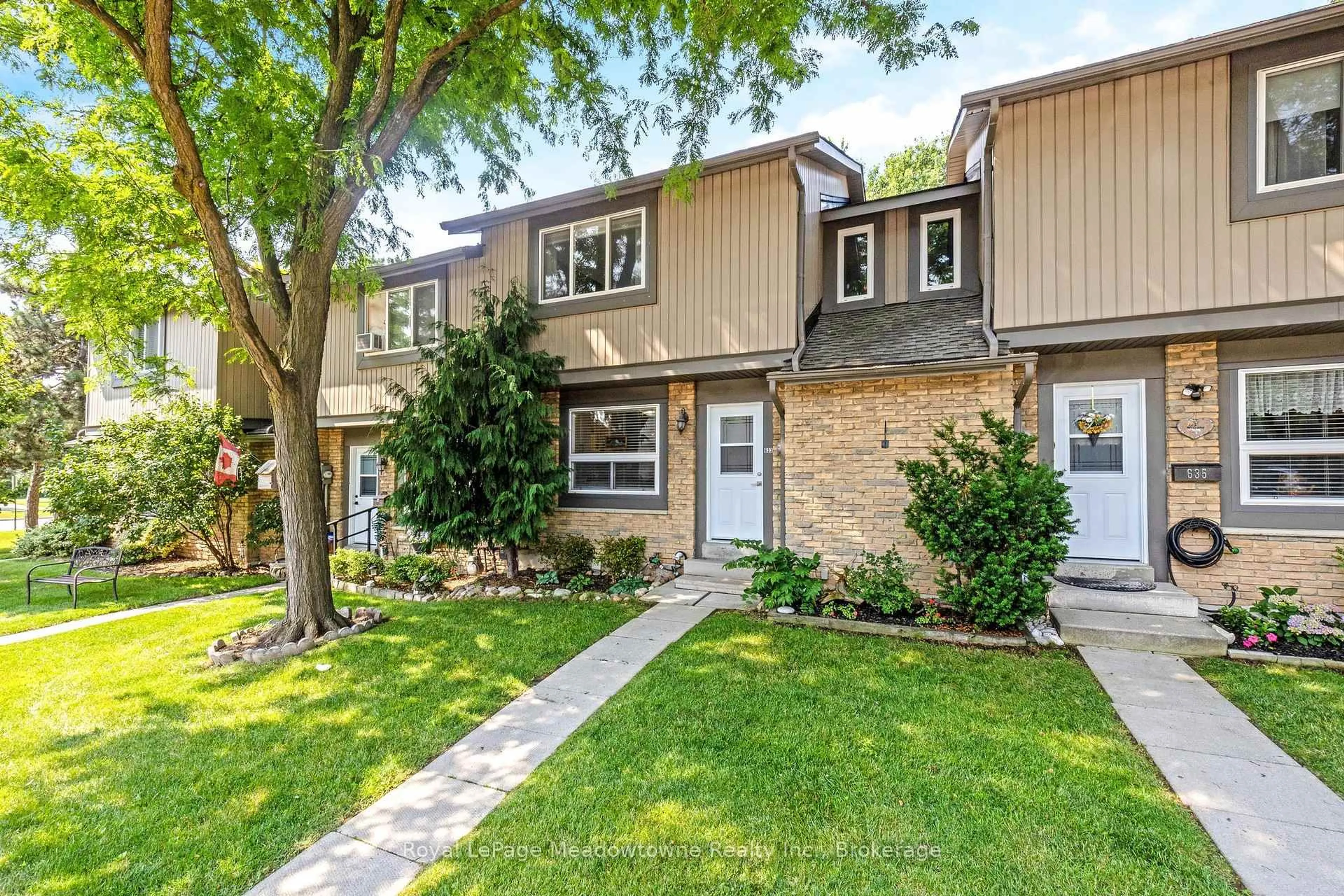 Home with vinyl exterior material, street for 633 Woodward Ave, Milton Ontario L9T 3K4