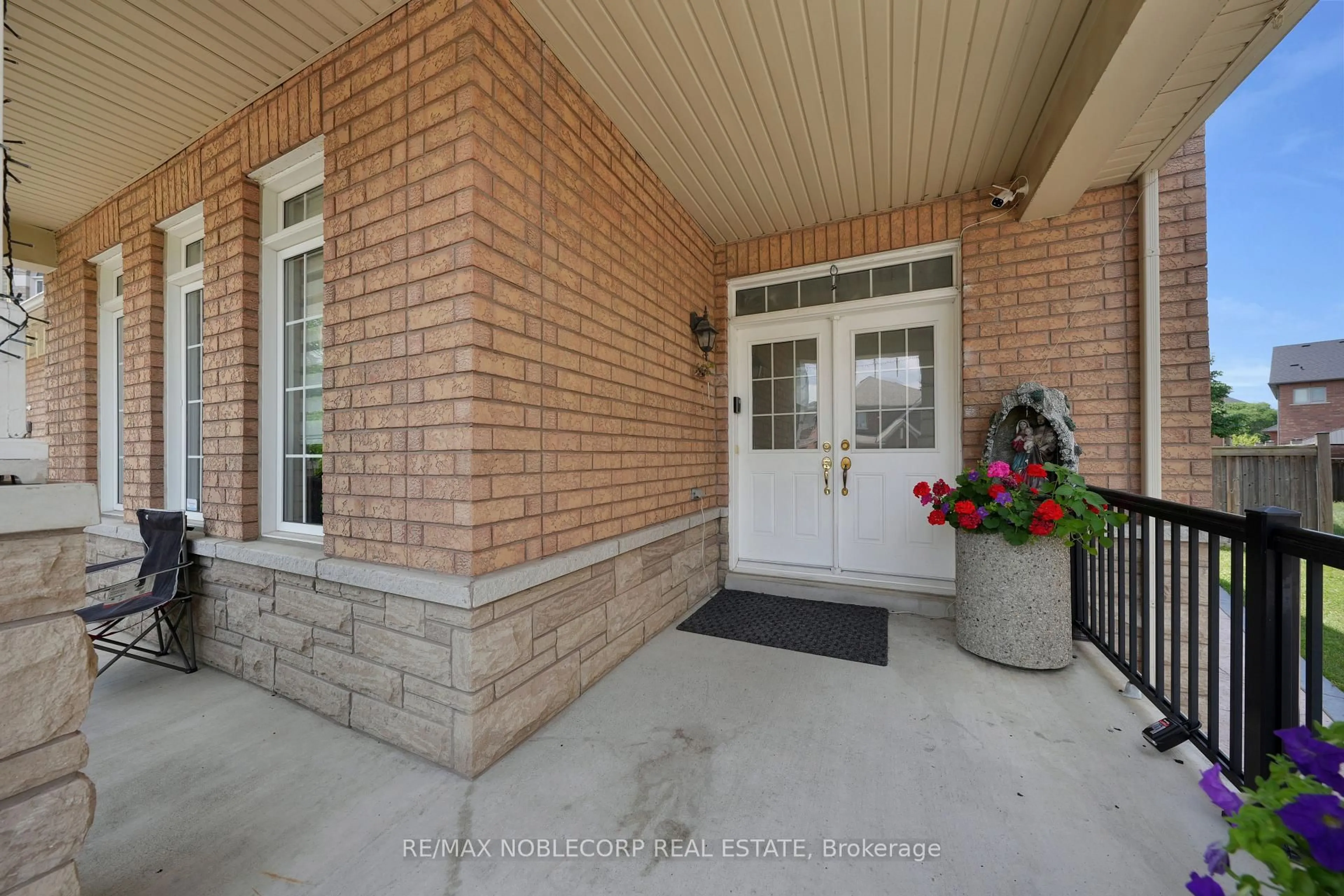 Indoor entryway for 48 Monabelle Cres, Brampton Ontario L6P 1Z3