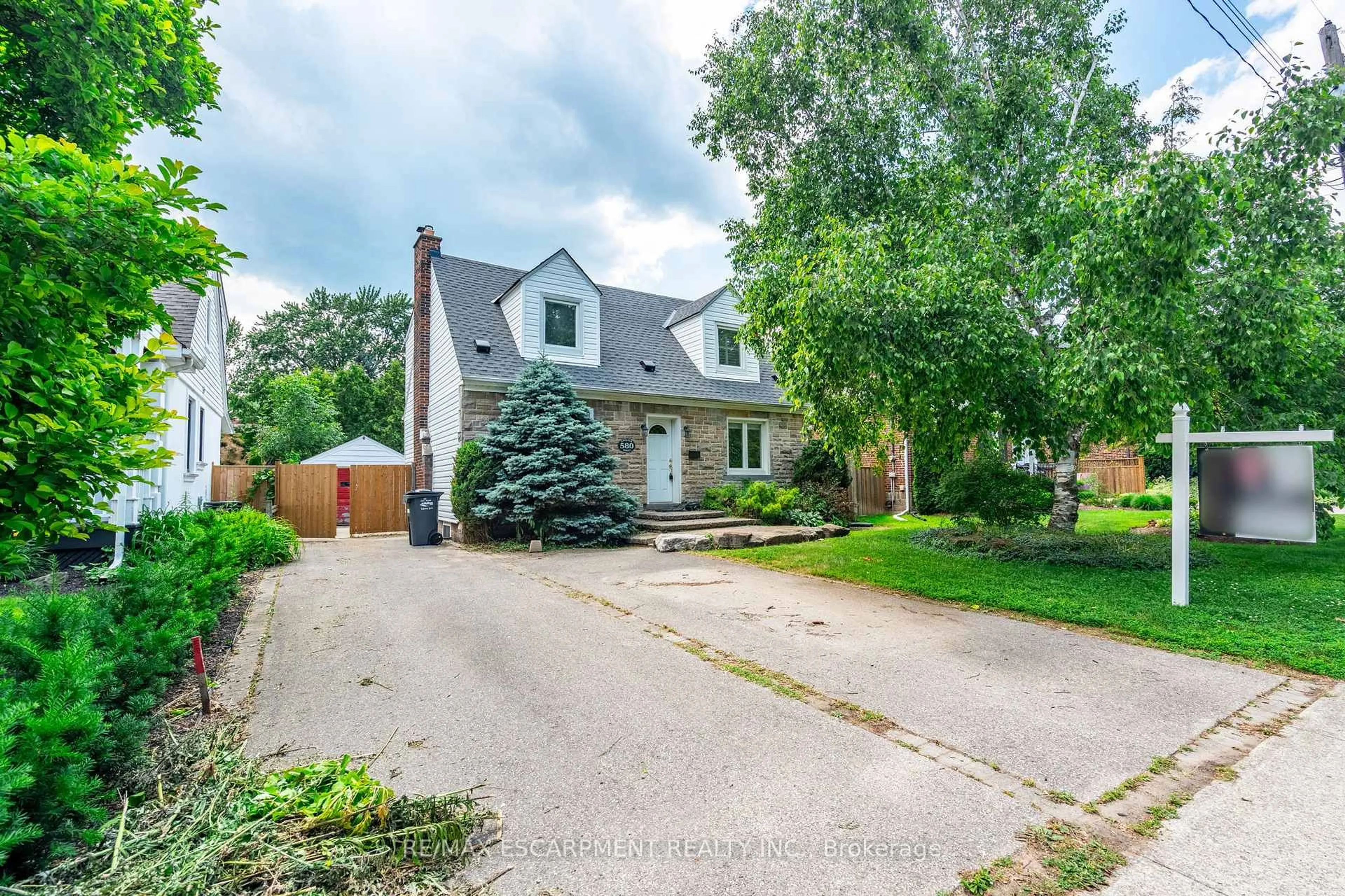 A pic from outside/outdoor area/front of a property/back of a property/a pic from drone, street for 580 Emerald St, Burlington Ontario L7R 2P2