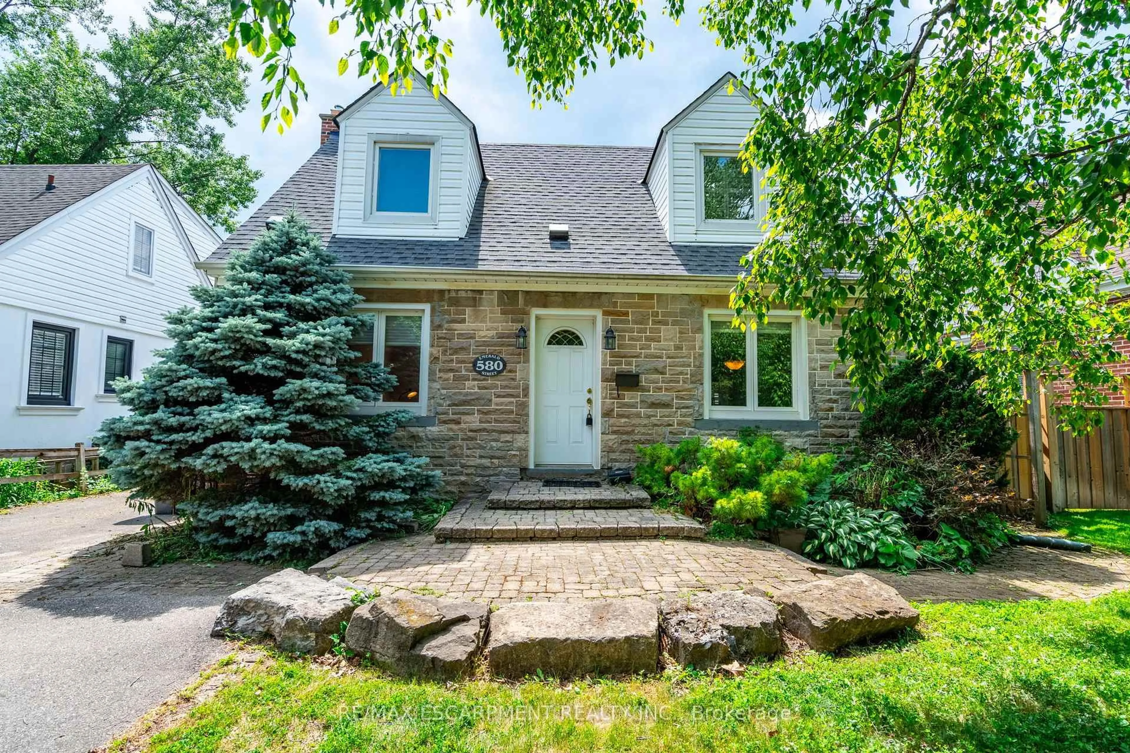 Home with brick exterior material, street for 580 Emerald St, Burlington Ontario L7R 2P2
