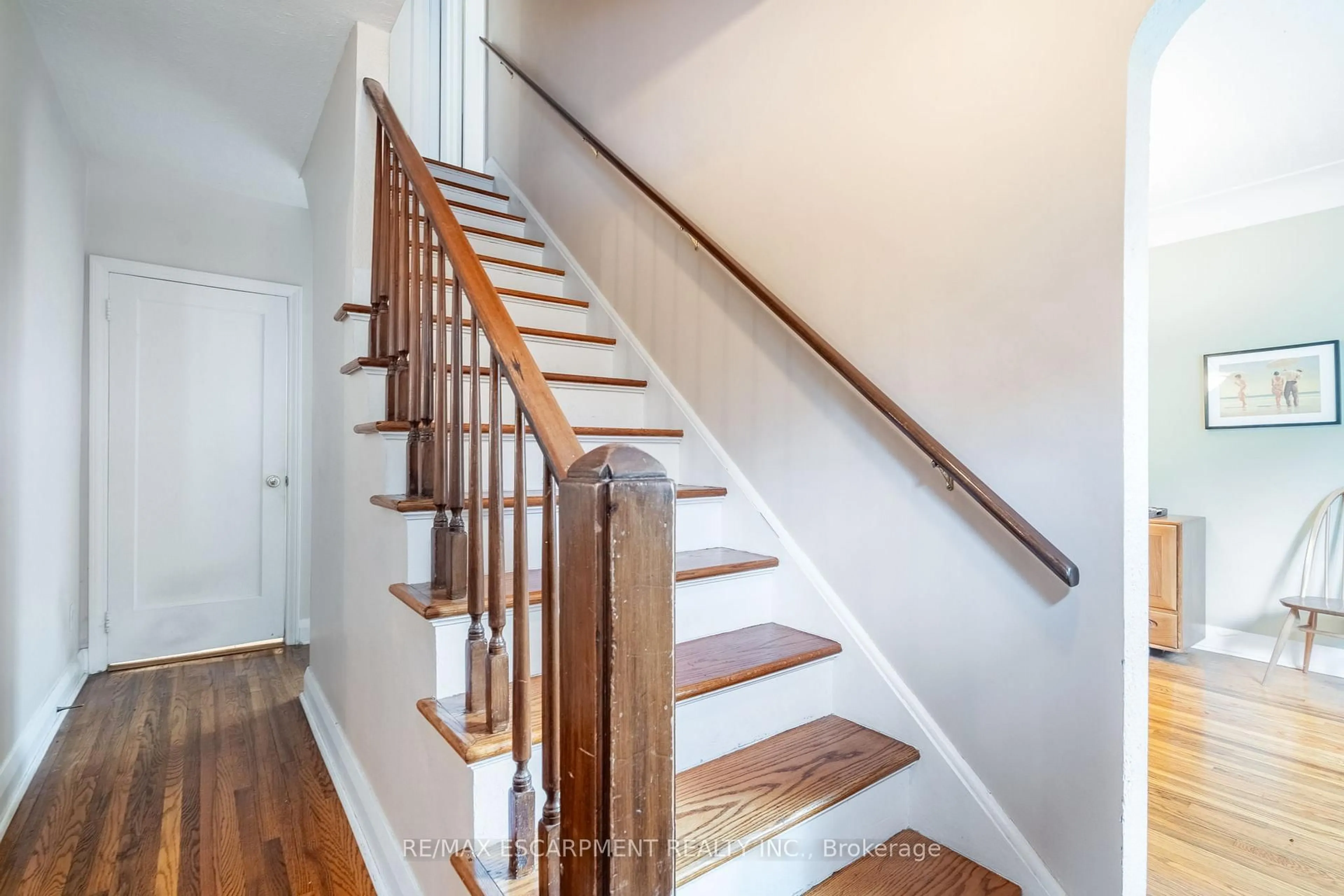 Stairs for 580 Emerald St, Burlington Ontario L7R 2P2