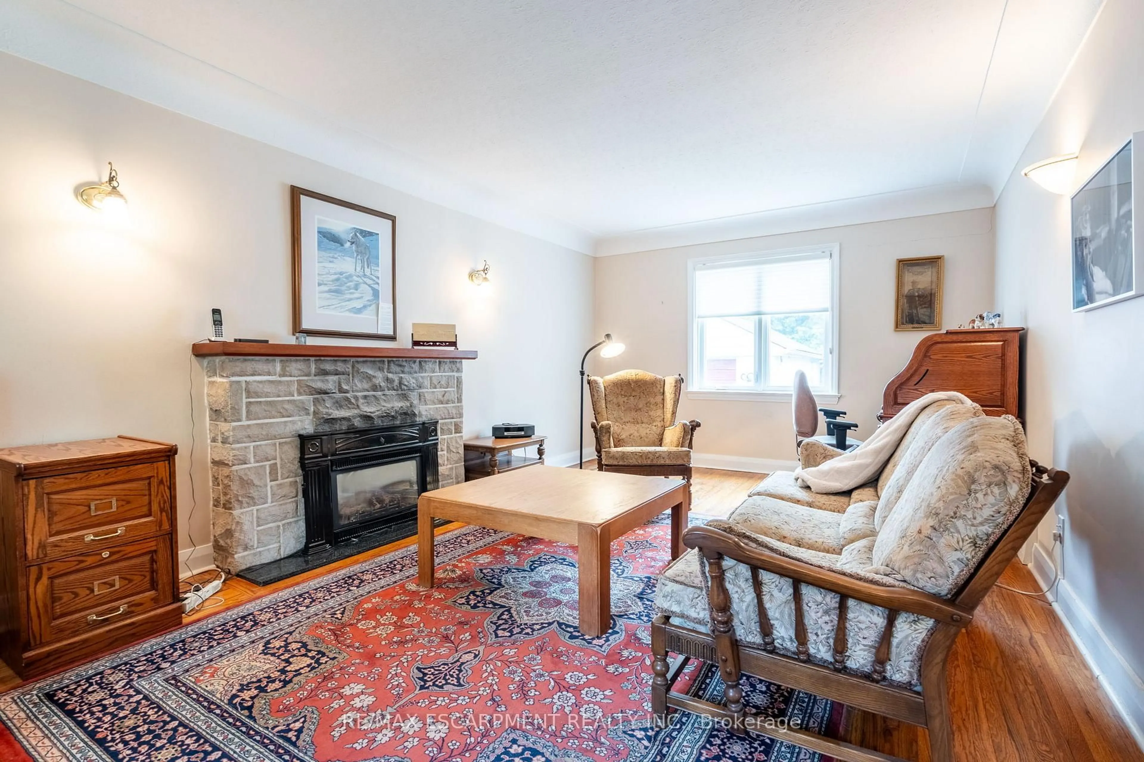 Living room with furniture, unknown for 580 Emerald St, Burlington Ontario L7R 2P2