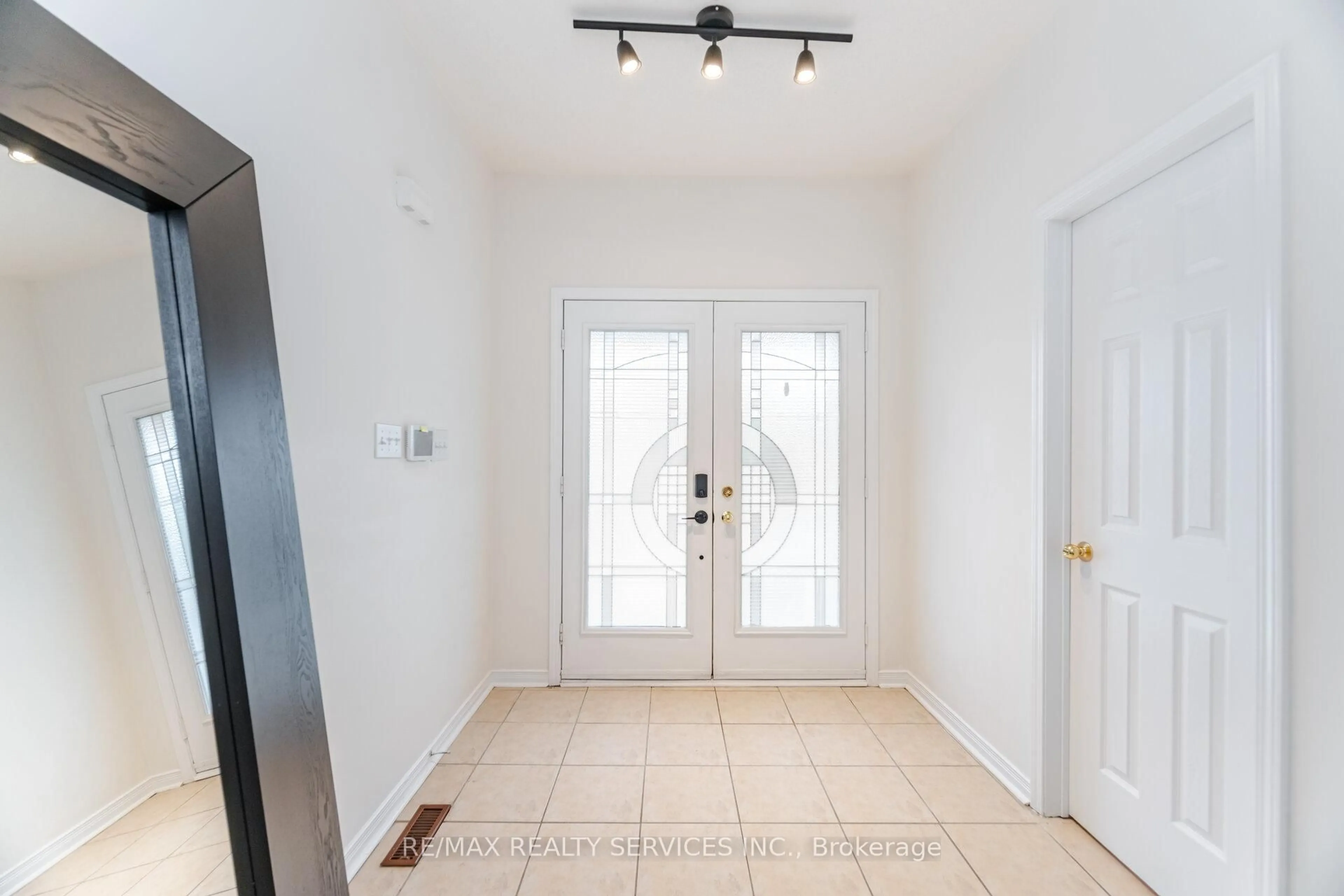 Indoor entryway for 77 Milkweed Cres, Brampton Ontario L7A 2G5