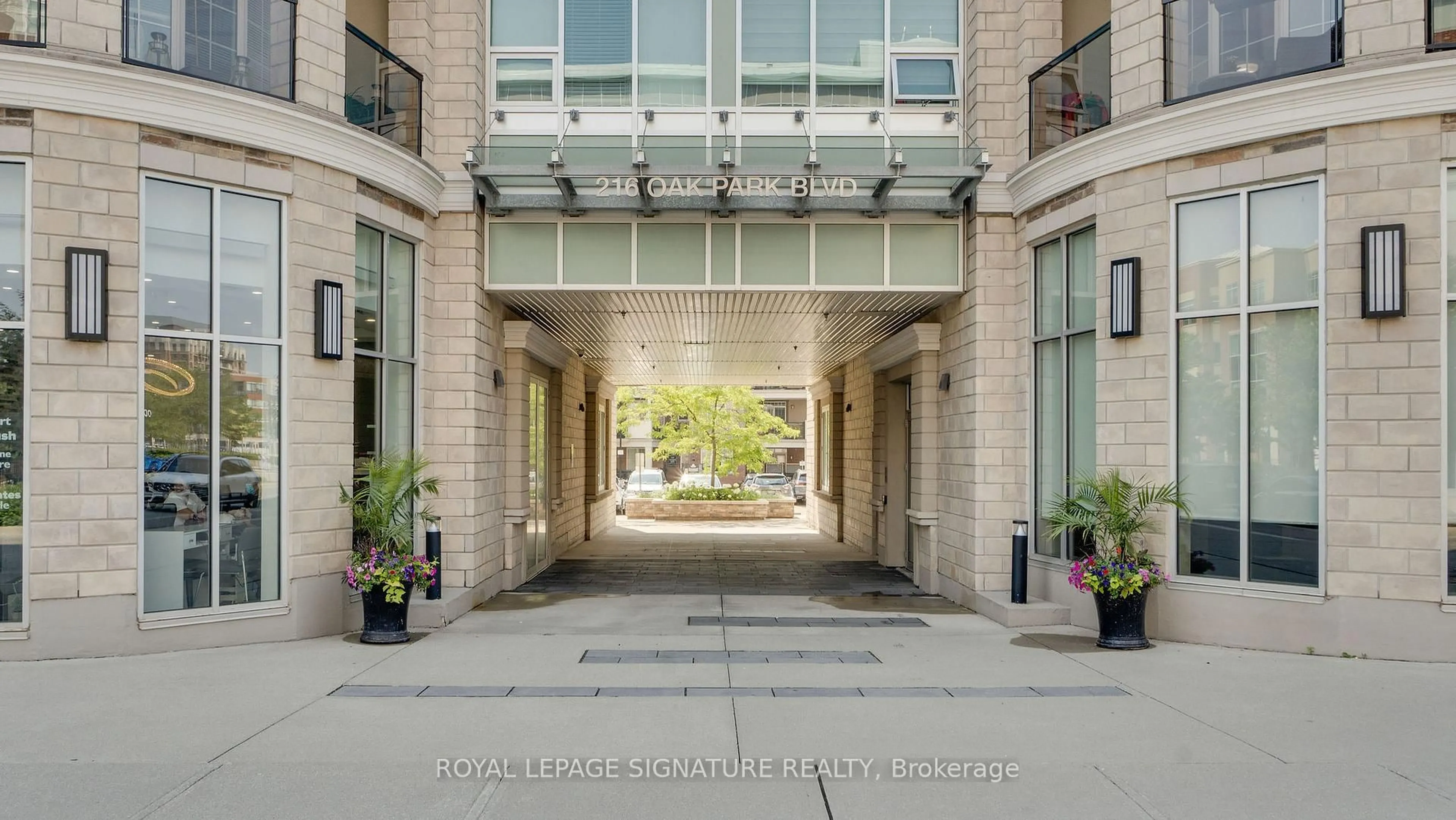 Indoor foyer for 216 Oak Park Blvd #304, Oakville Ontario L6H 7S8
