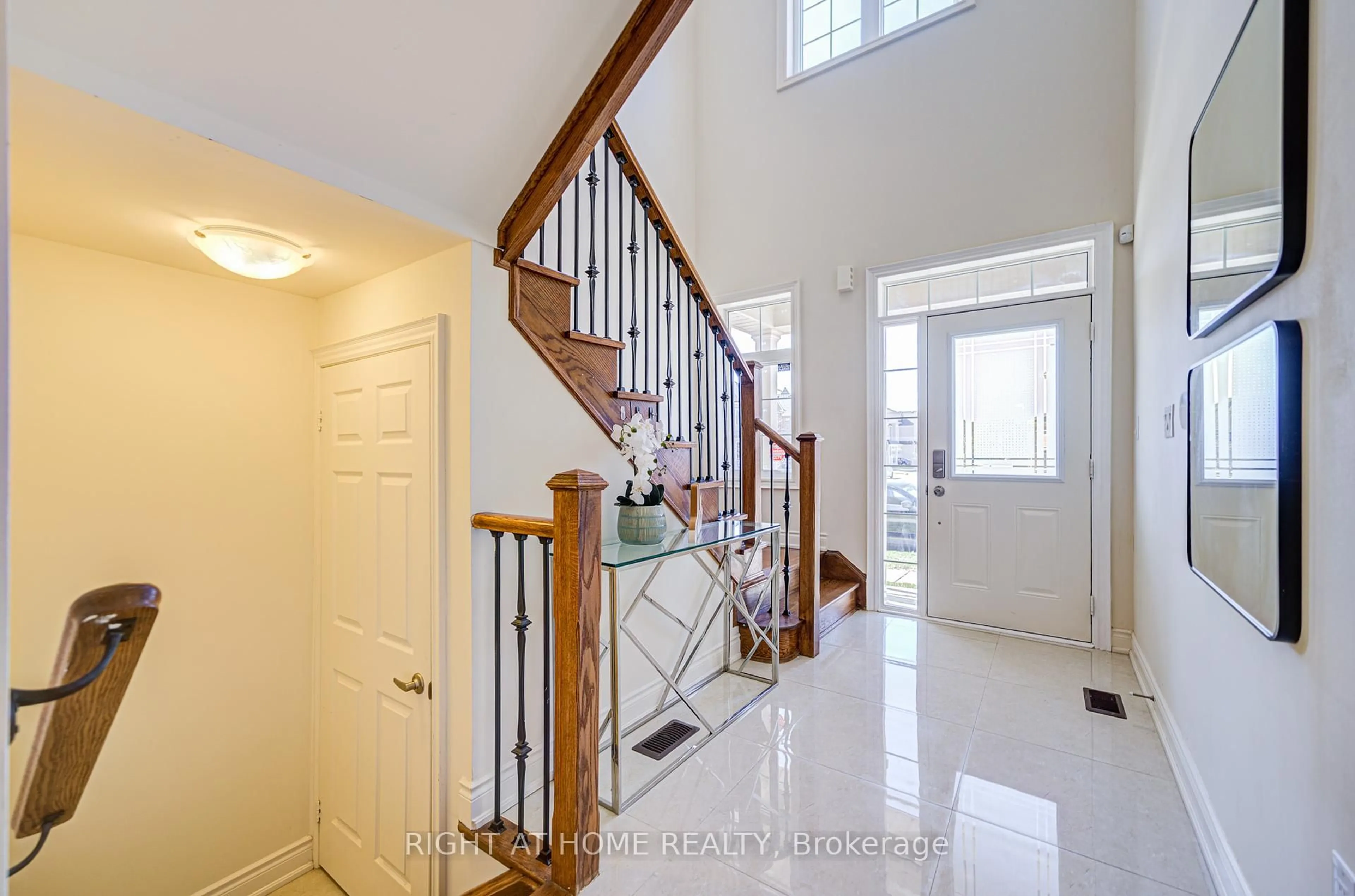 Indoor entryway for 498 Wheat Boom Dr, Oakville Ontario L6H 0S7