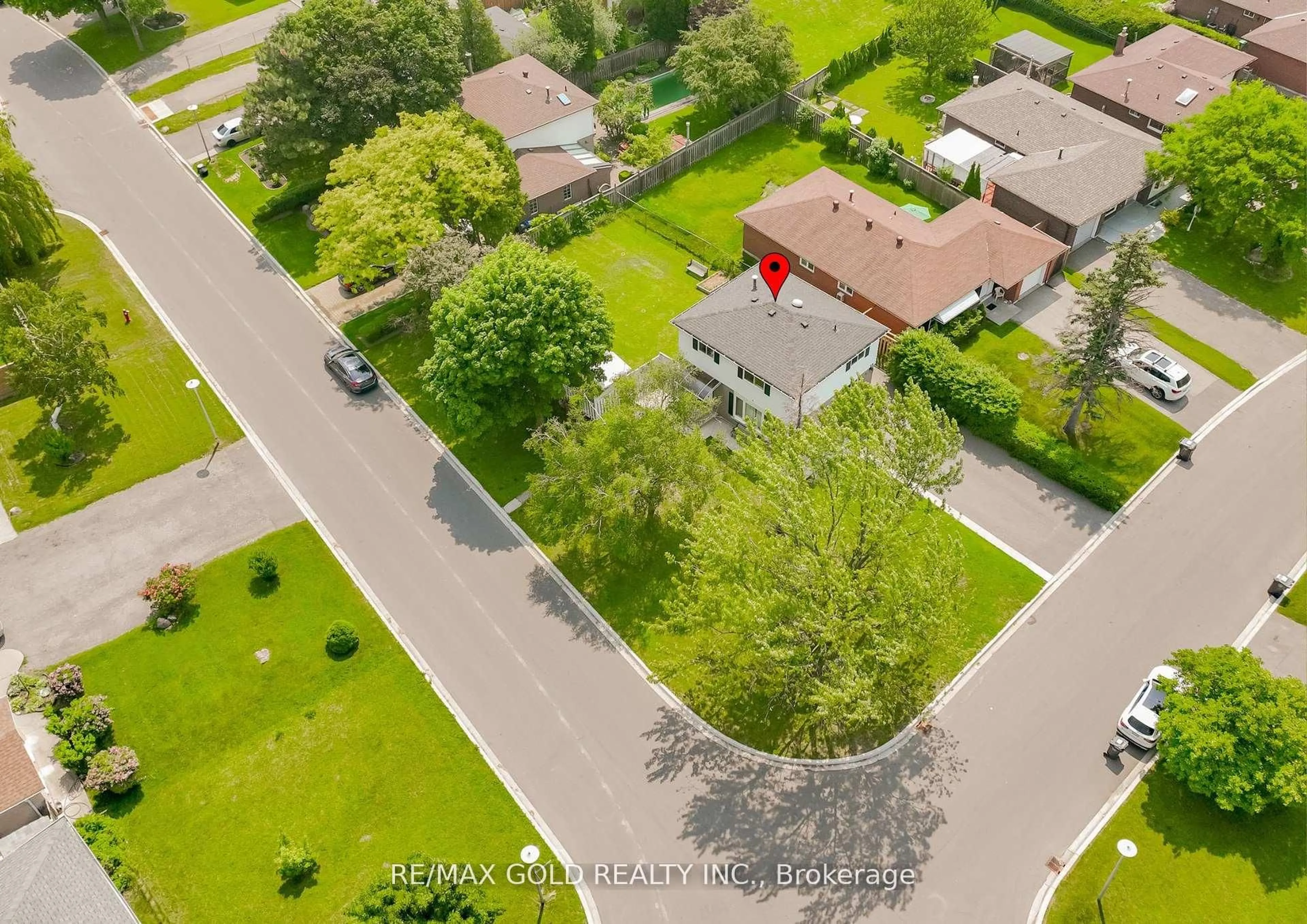 A pic from outside/outdoor area/front of a property/back of a property/a pic from drone, street for 28 Earlton Crt, Brampton Ontario L6T 2B8