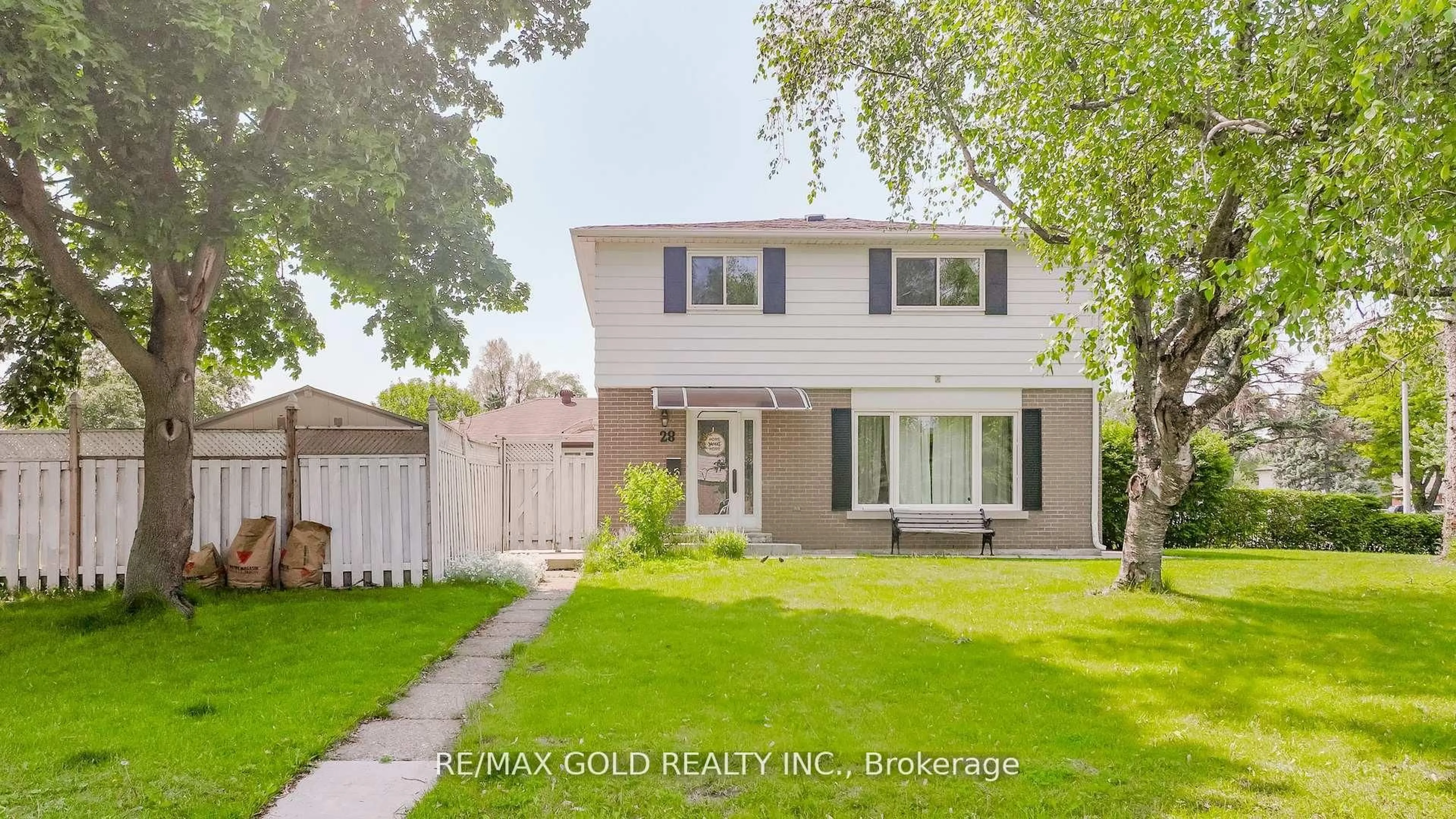 Home with vinyl exterior material, street for 28 Earlton Crt, Brampton Ontario L6T 2B8