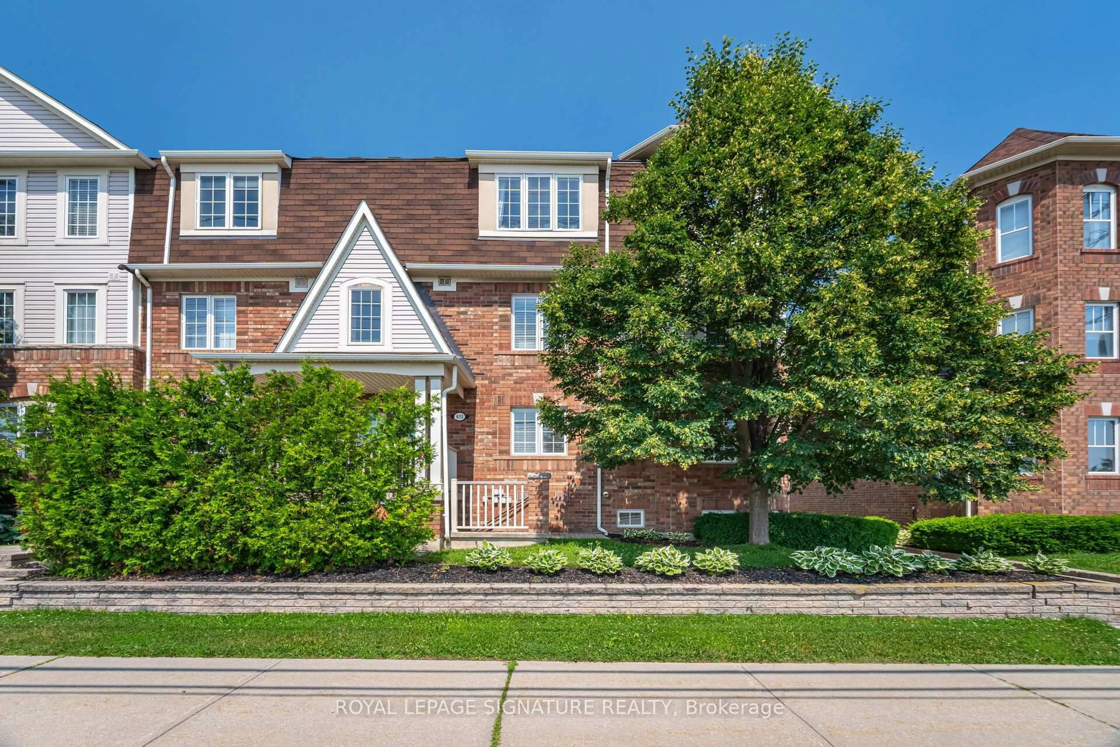 Home with brick exterior material, street for 613 Dundas St #1, Mississauga Ontario L5B 0B5