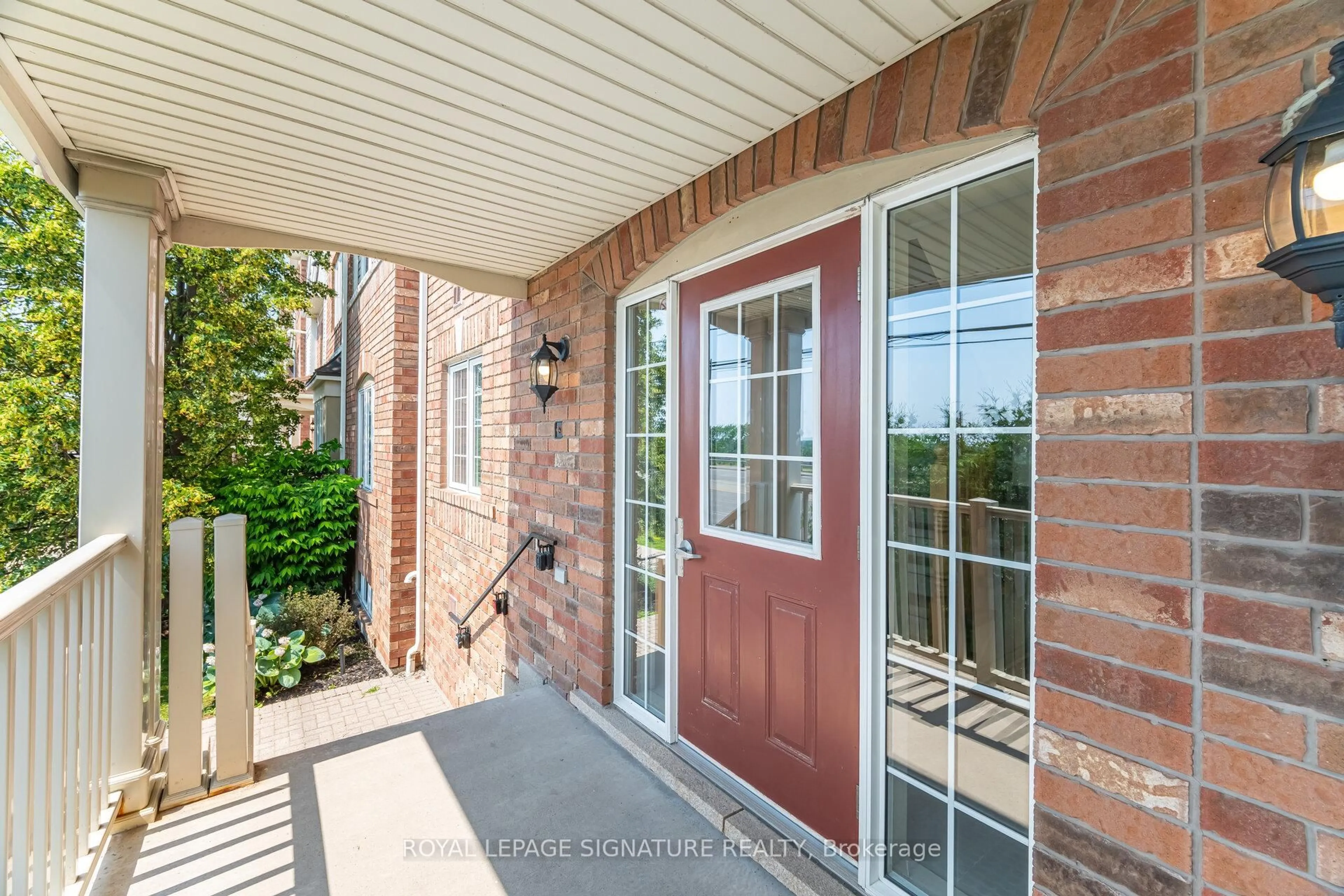 Indoor entryway for 613 Dundas St #1, Mississauga Ontario L5B 0B5