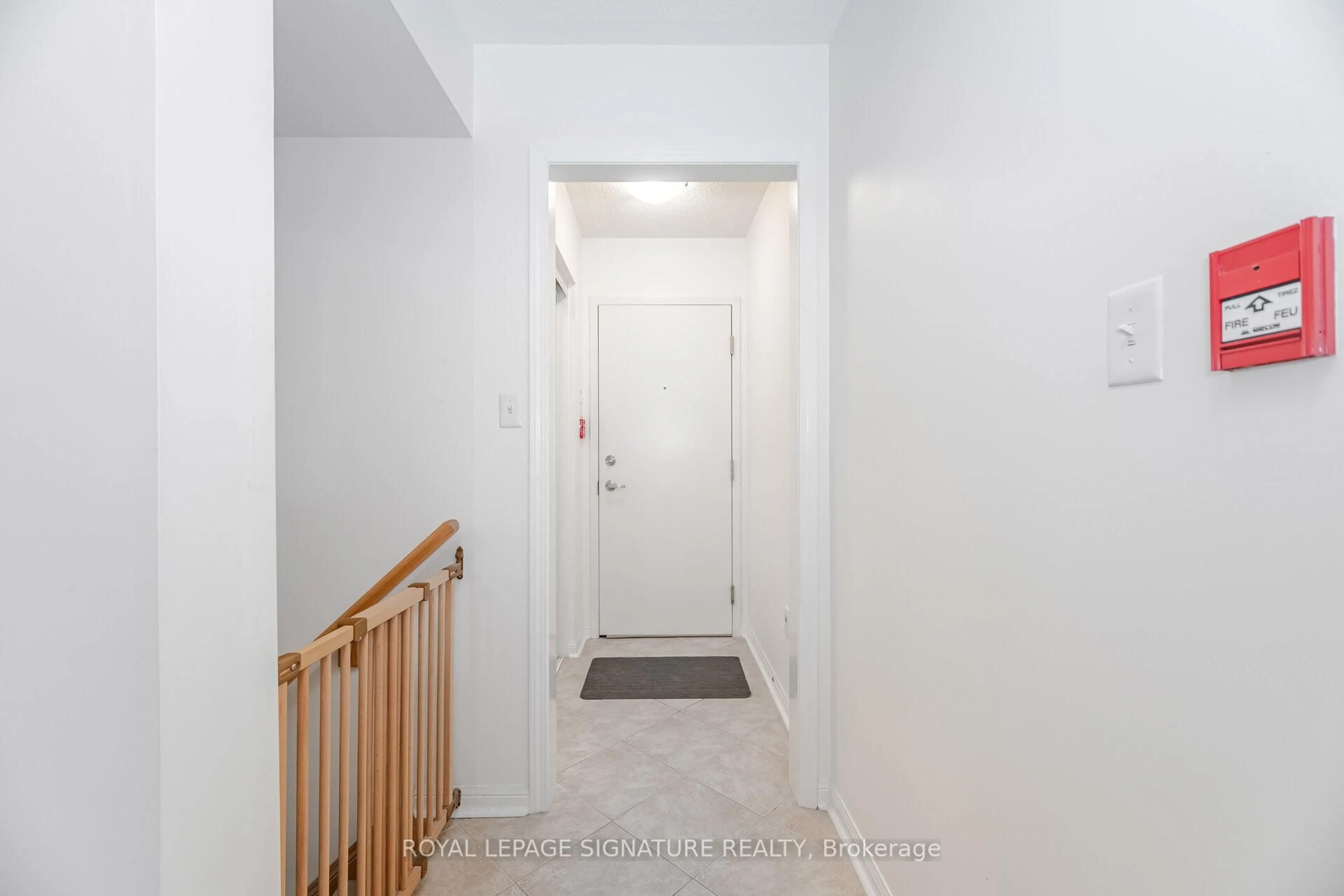 Indoor entryway for 613 Dundas St #1, Mississauga Ontario L5B 0B5
