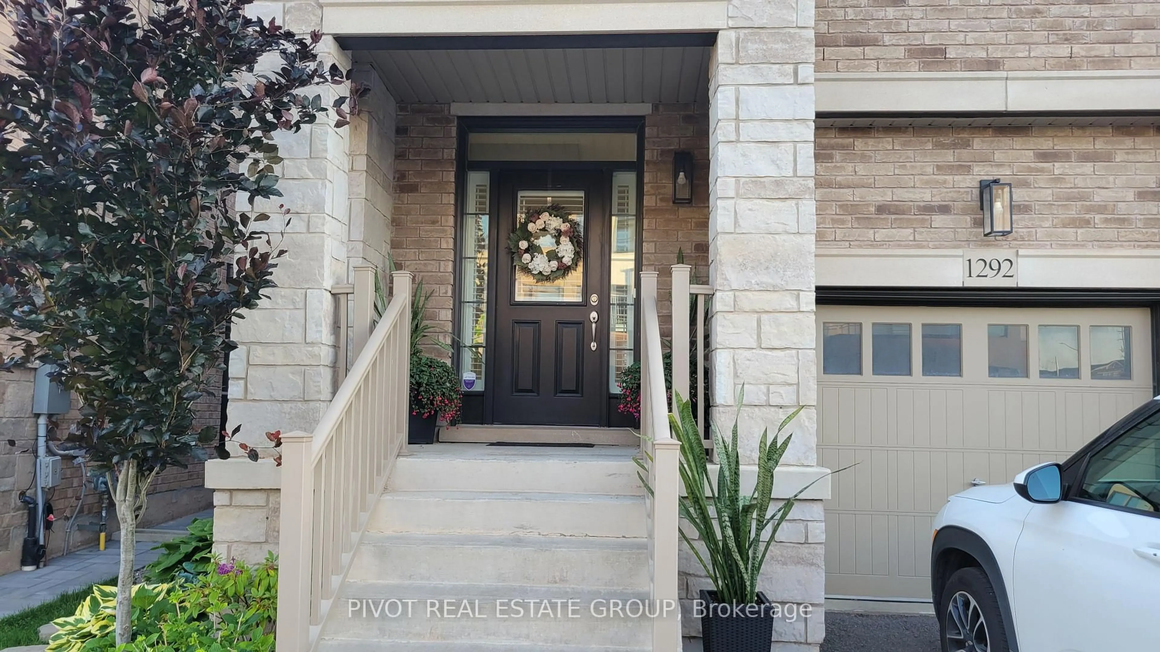 Indoor entryway for 1292 Clarriage Crt, Milton Ontario L9E 1J4
