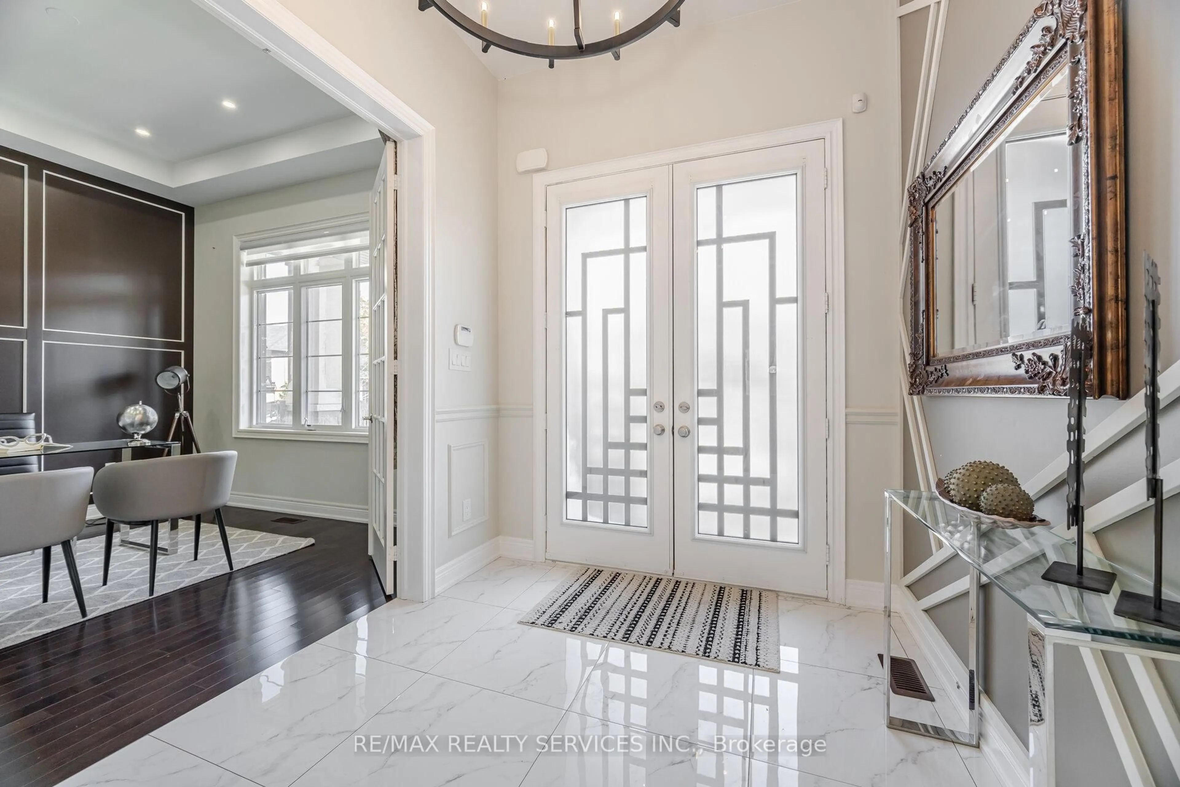 Indoor entryway for 16 Venue Rd, Brampton Ontario L6P 4E5