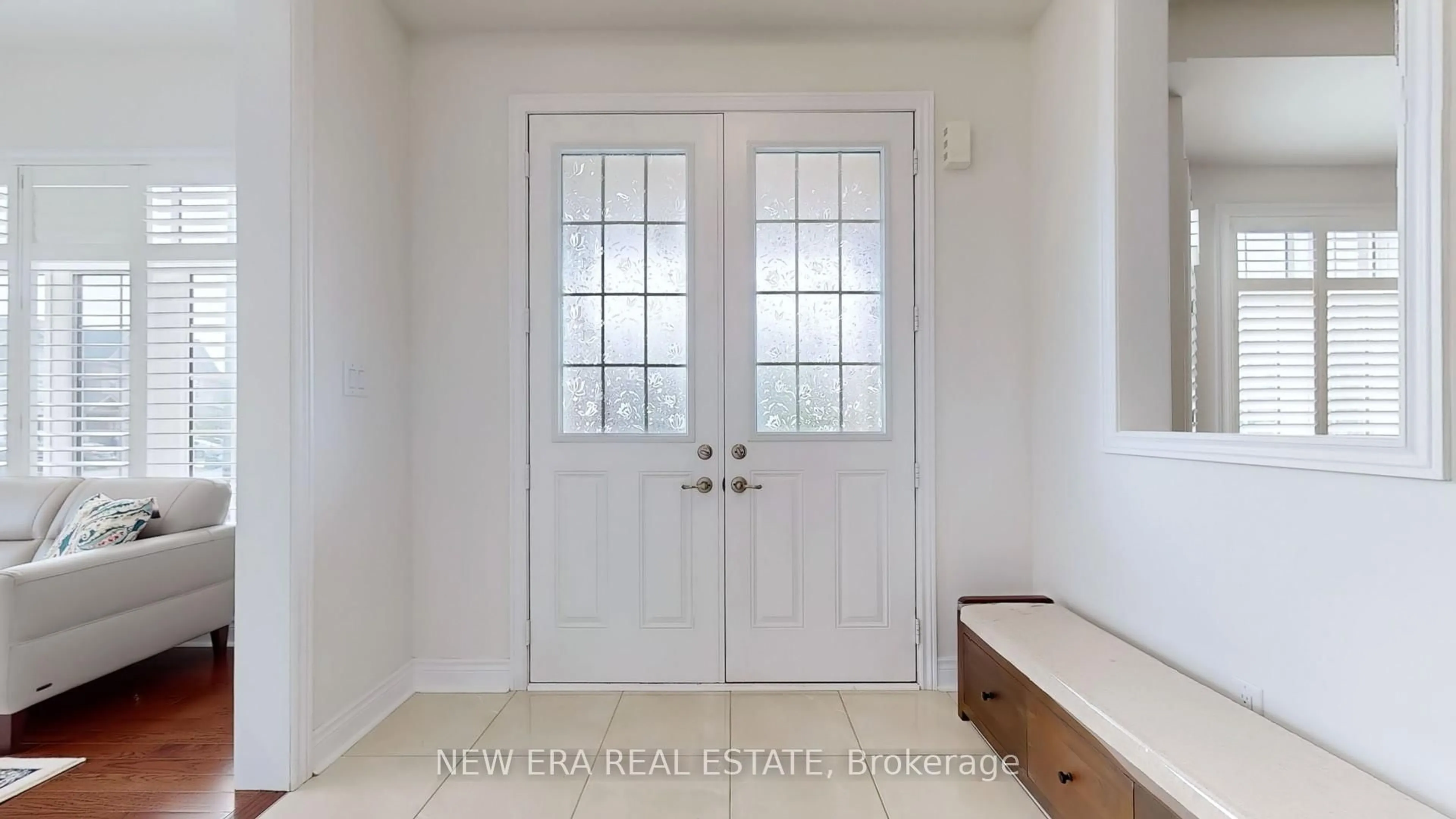 Indoor entryway for 77 Wildflower Lane, Halton Hills Ontario L7G 0A5