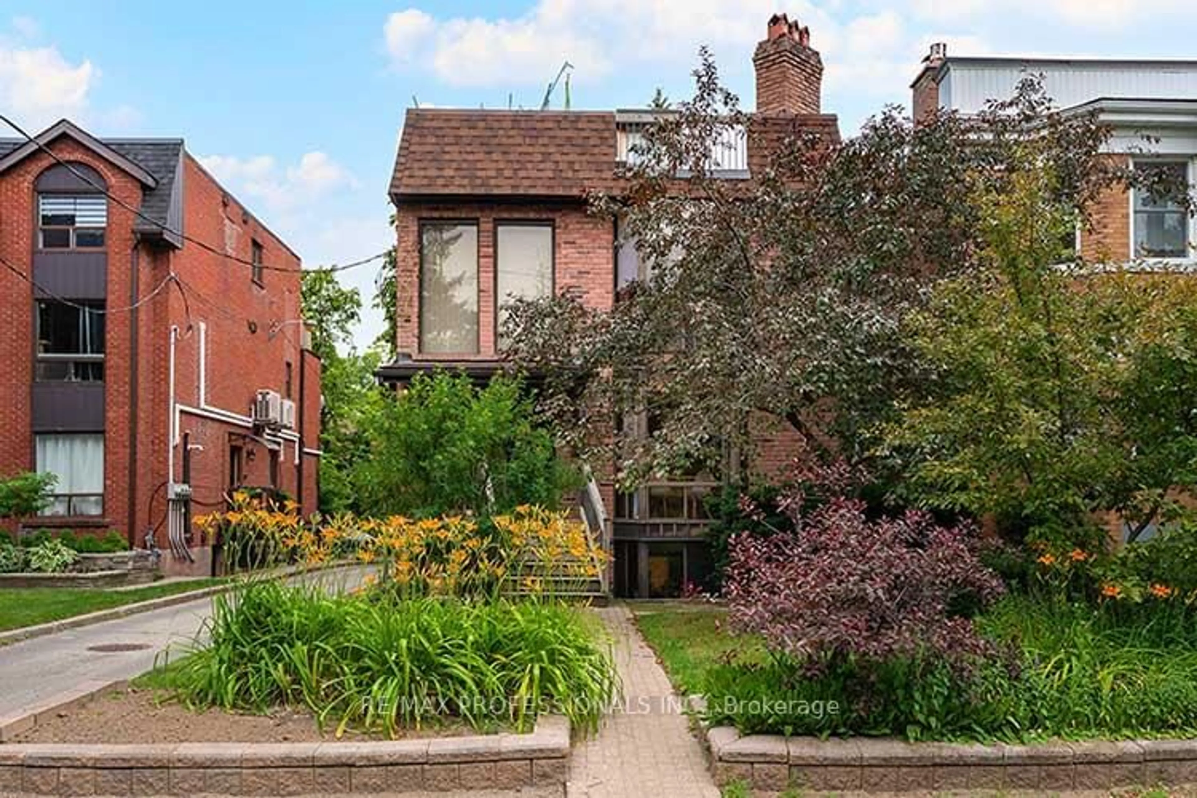Home with brick exterior material, street for 164 Quebec Ave, Toronto Ontario M6P 2T8
