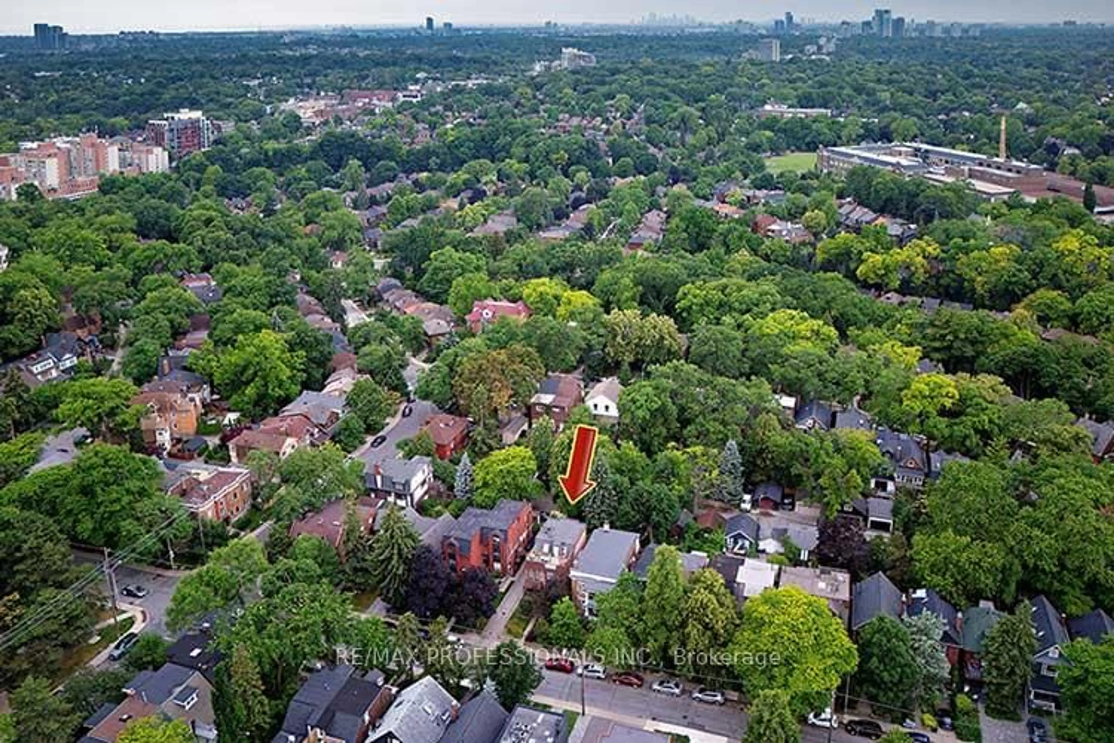 A pic from outside/outdoor area/front of a property/back of a property/a pic from drone, city buildings view from balcony for 164 Quebec Ave, Toronto Ontario M6P 2T8