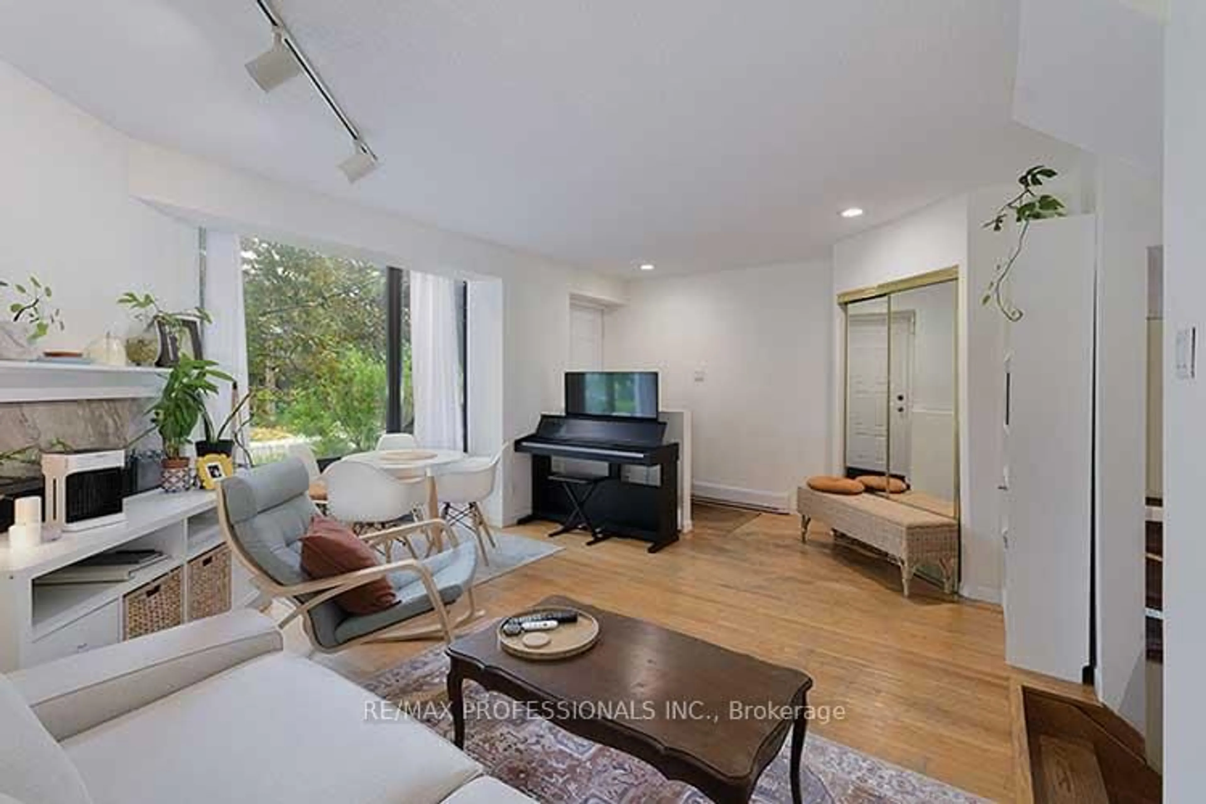 Living room with furniture, unknown for 164 Quebec Ave, Toronto Ontario M6P 2T8