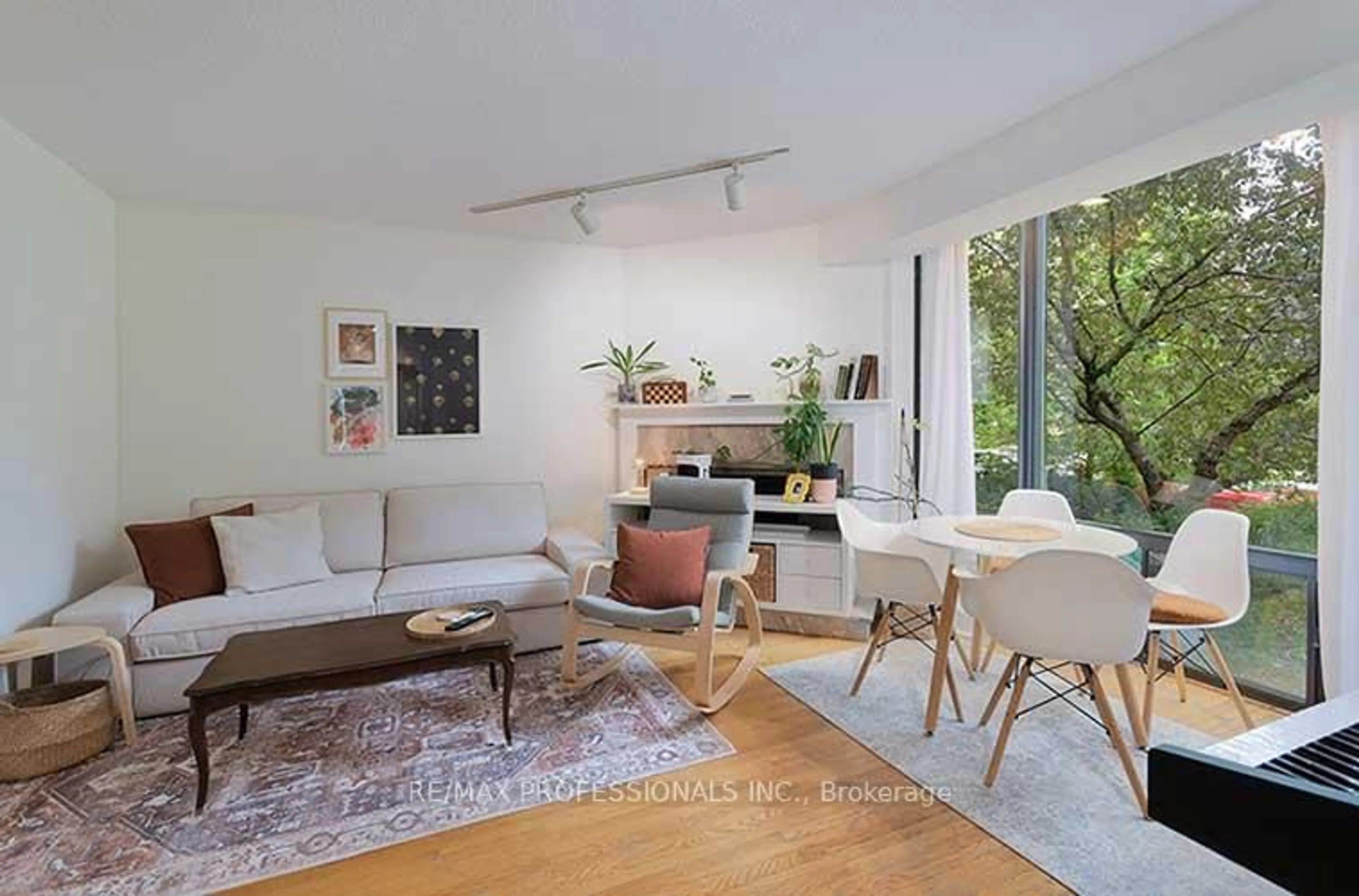 Living room with furniture, unknown for 164 Quebec Ave, Toronto Ontario M6P 2T8
