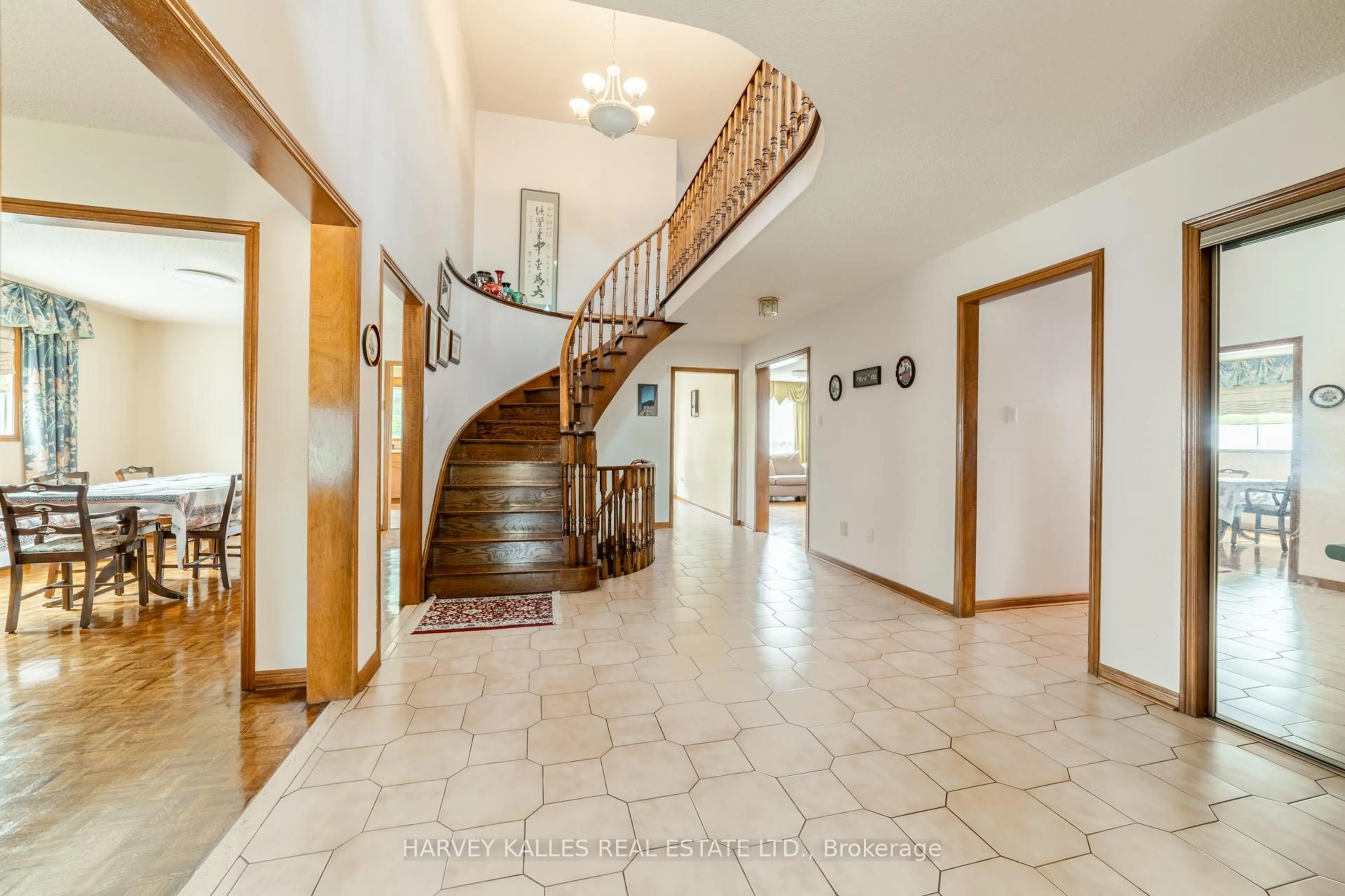 Indoor foyer for 4257 Starlight Cres, Mississauga Ontario L4W 4R4