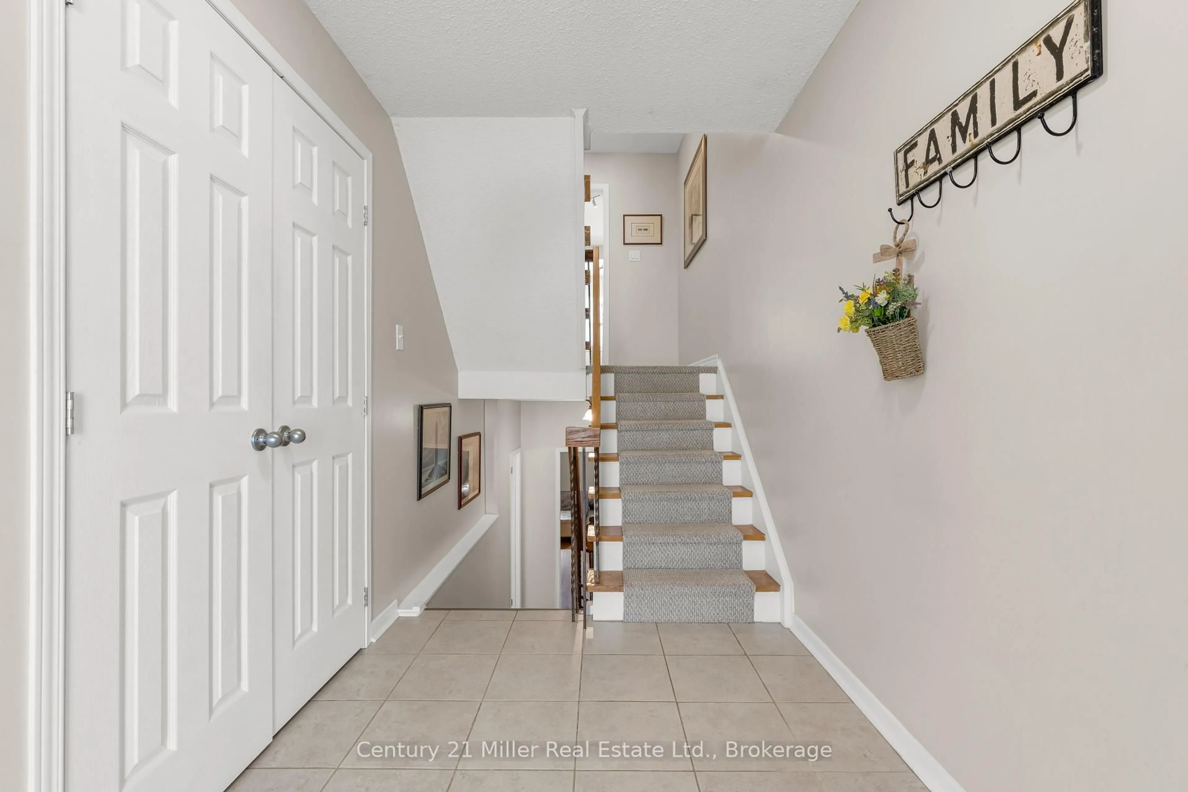Indoor entryway for 1310 Hampton St #19, Oakville Ontario L6H 2S6