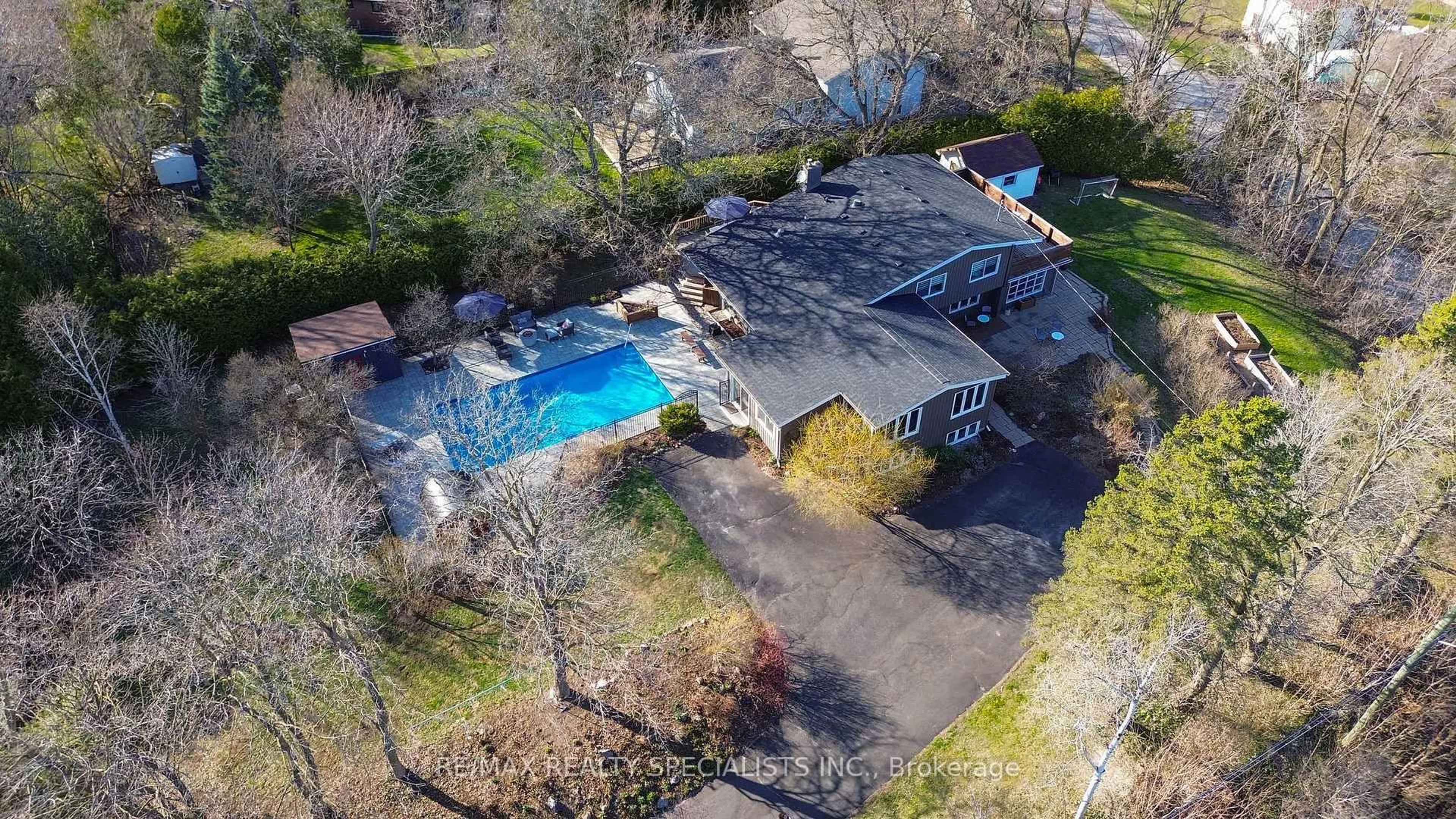 A pic from outside/outdoor area/front of a property/back of a property/a pic from drone, street for 15 Credit St, Halton Hills Ontario L7G 2W5