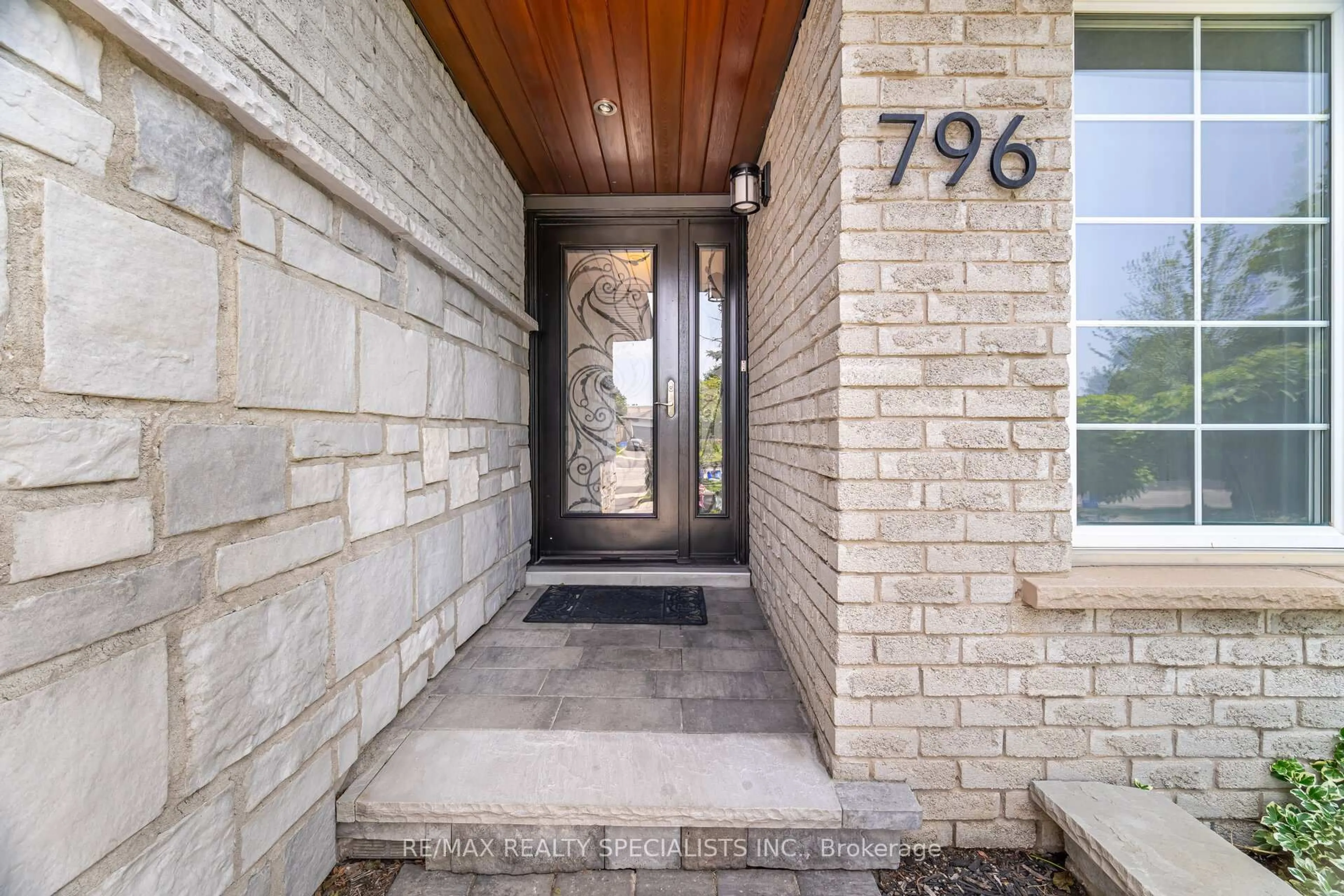 Indoor entryway for 796 Childs Dr, Milton Ontario L9T 4J2