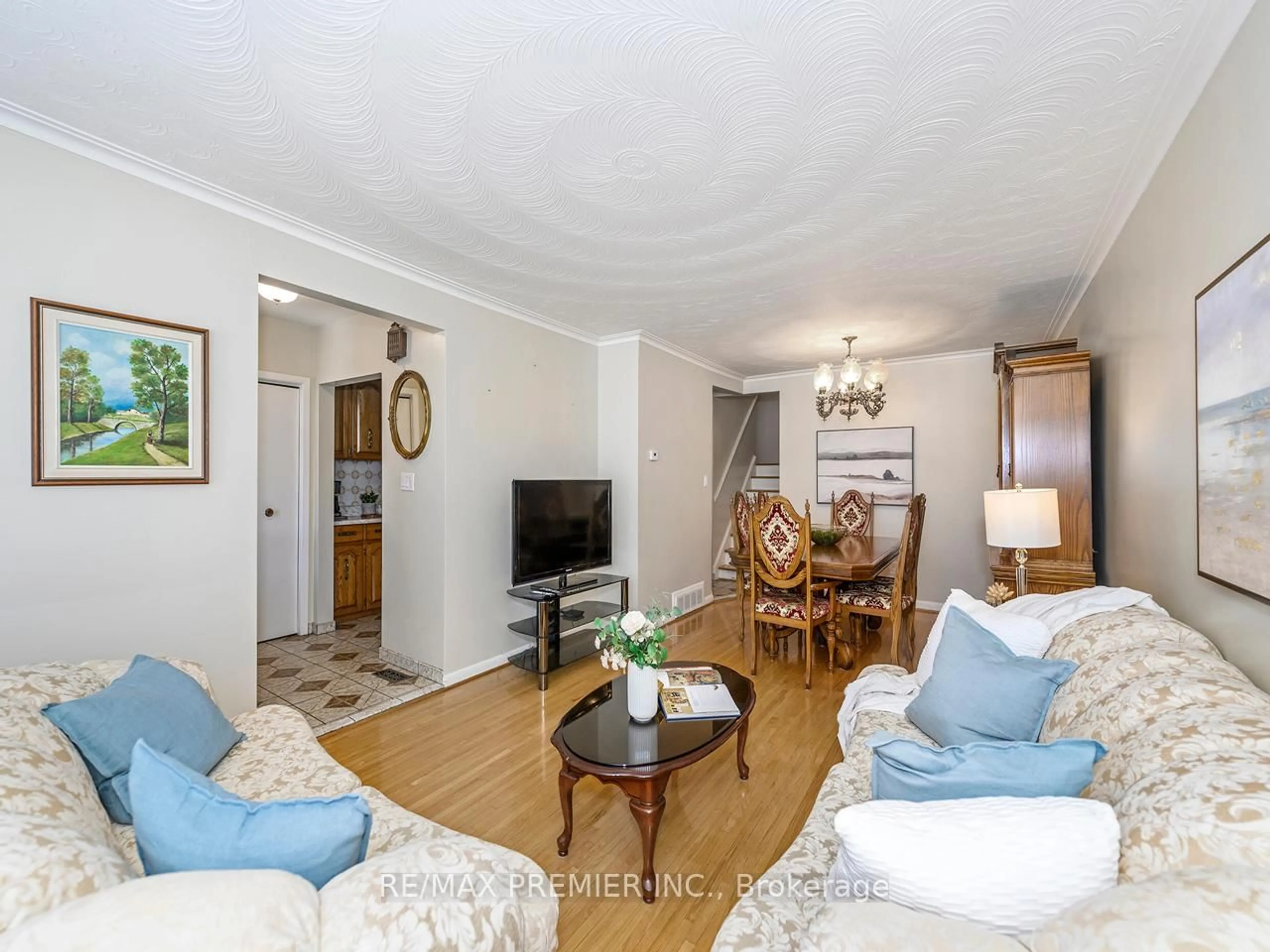 Living room with furniture, wood/laminate floor for 7 Lantos Crt, Toronto Ontario M3M 1G3