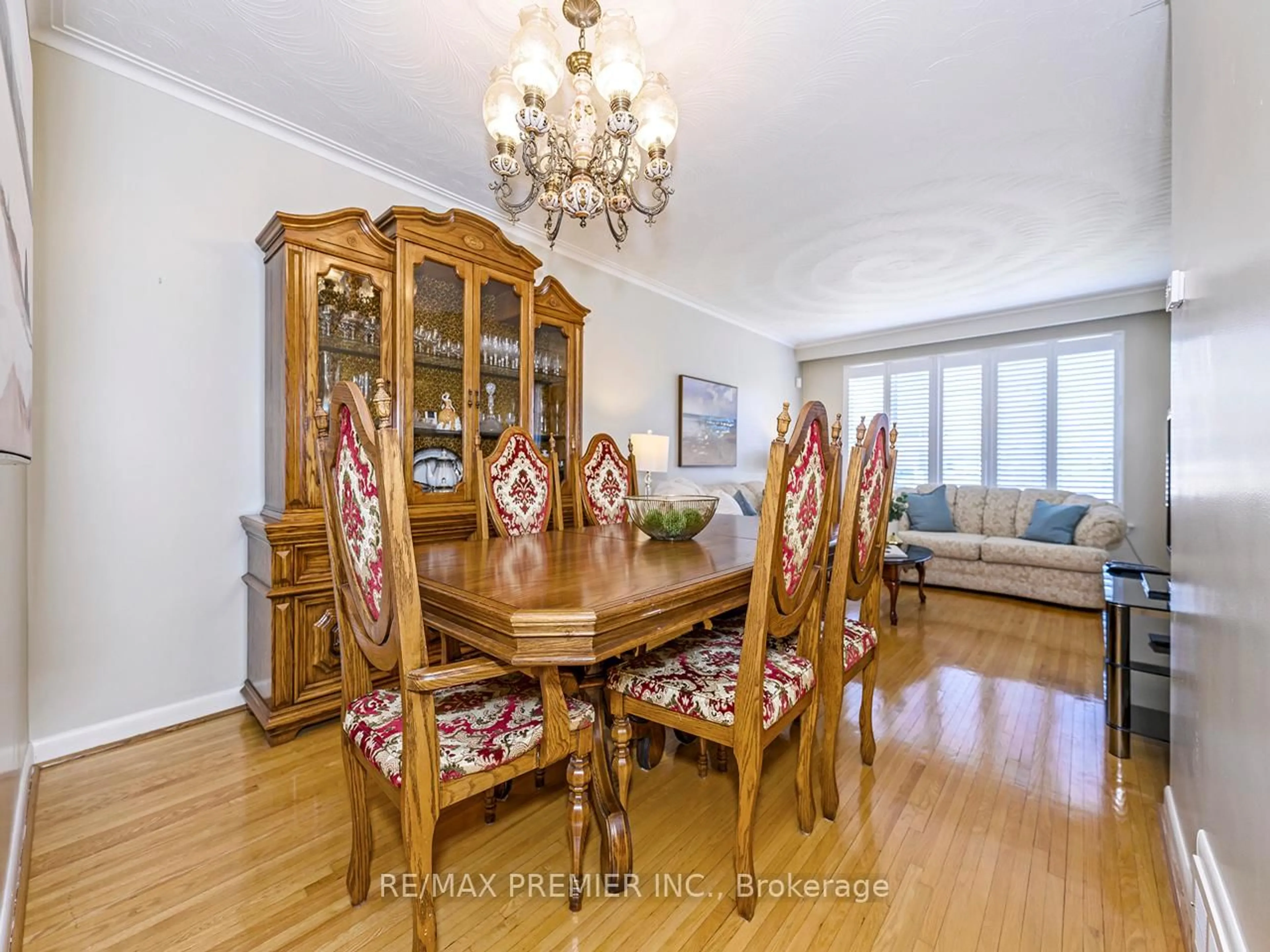 Dining room, wood/laminate floor for 7 Lantos Crt, Toronto Ontario M3M 1G3