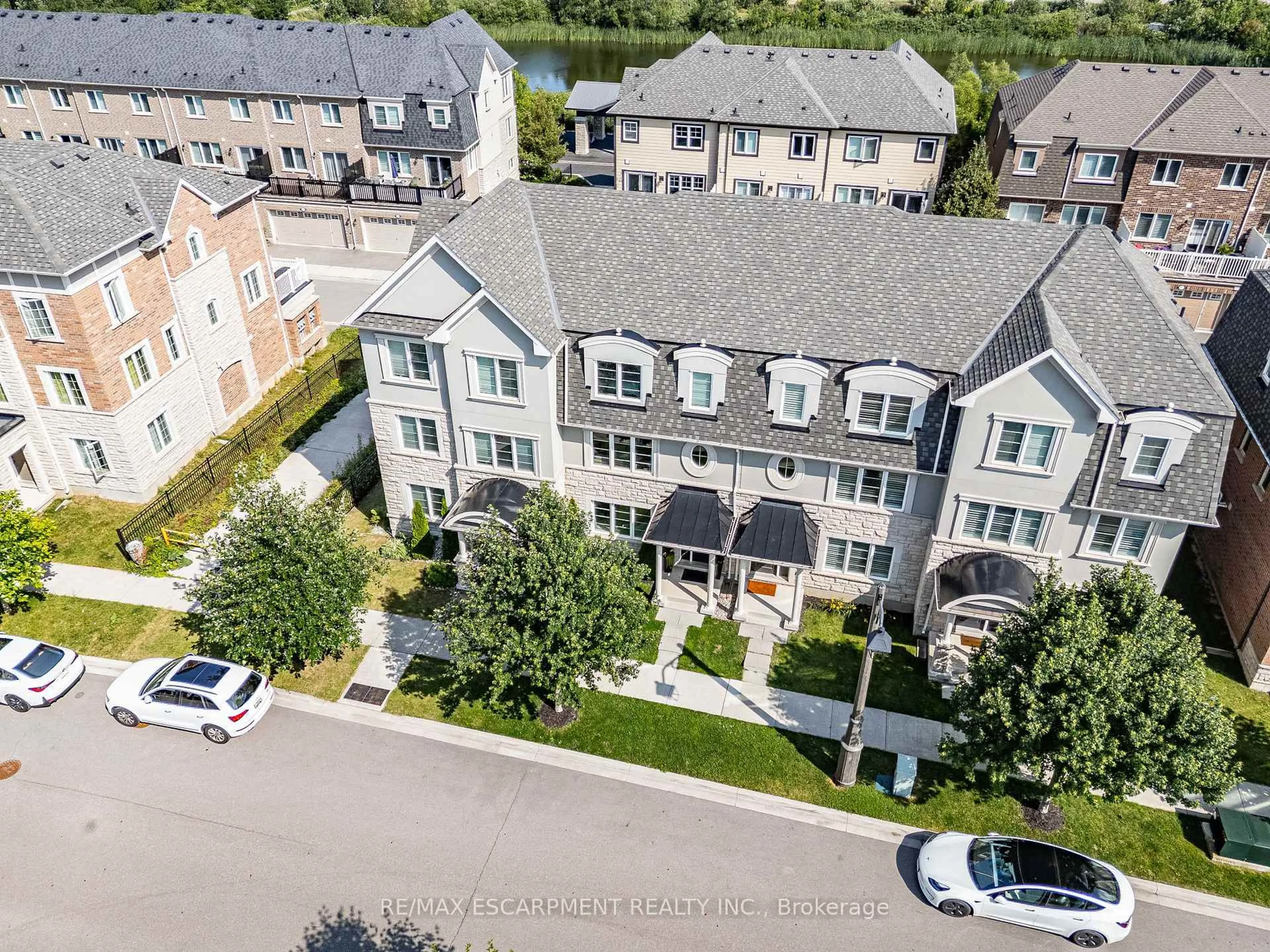 A pic from outside/outdoor area/front of a property/back of a property/a pic from drone, street for 352 Timberland Gate, Oakville Ontario L6M 0Y9