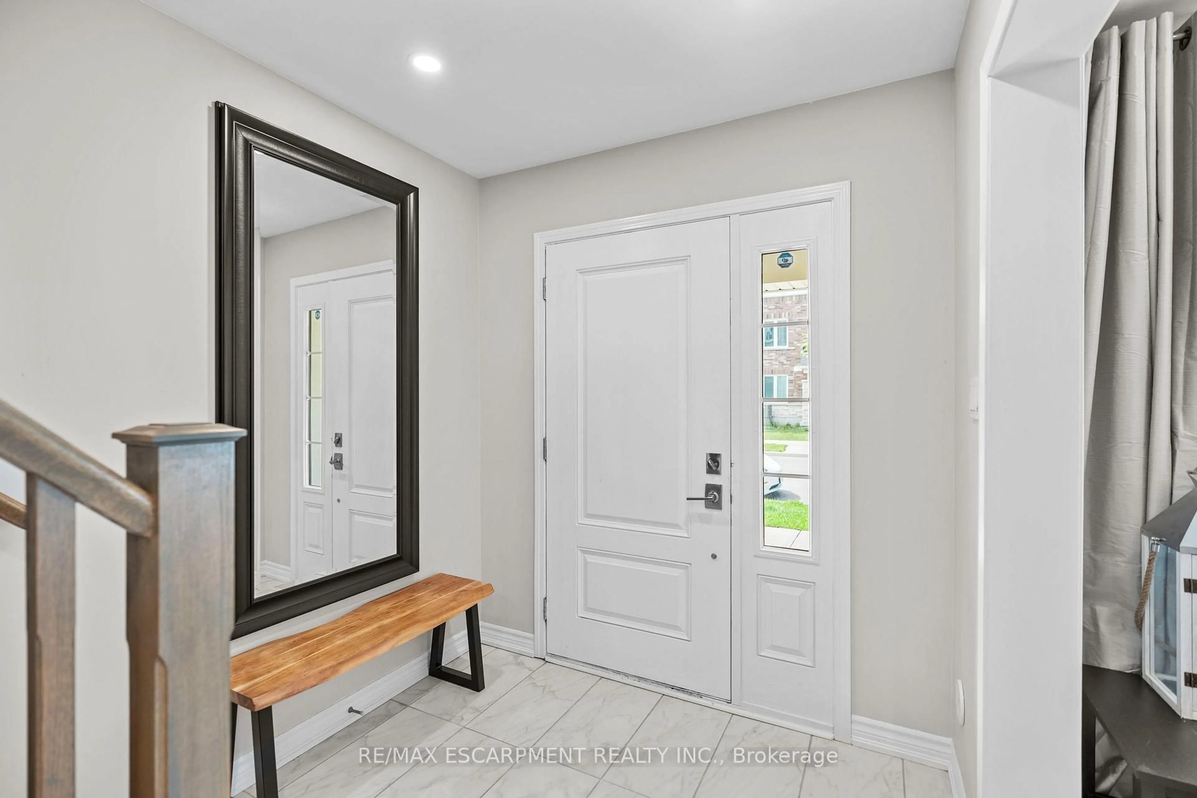 Indoor entryway for 352 Timberland Gate, Oakville Ontario L6M 0Y9