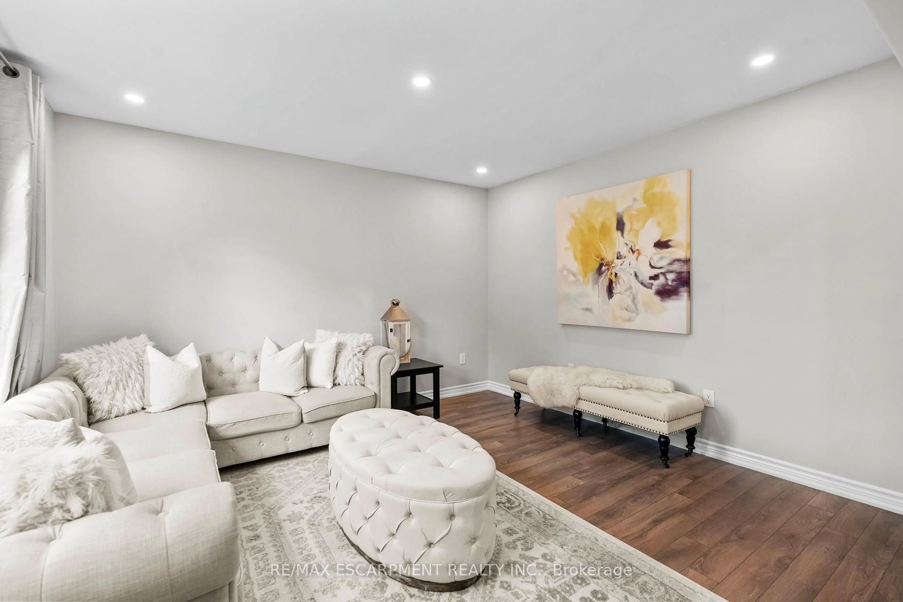 Living room with furniture, unknown for 352 Timberland Gate, Oakville Ontario L6M 0Y9