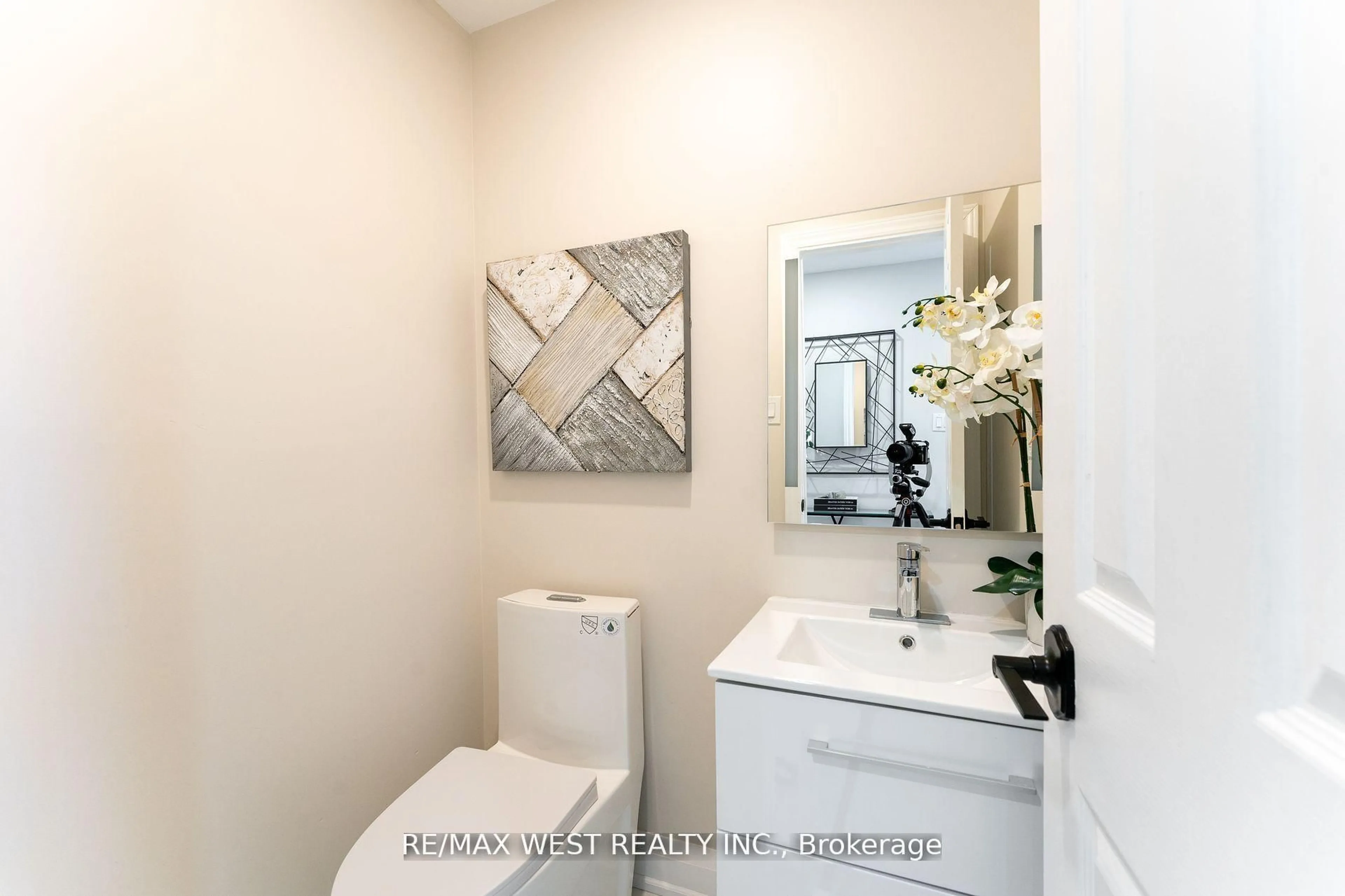 Contemporary bathroom, ceramic/tile floor for 277 Wallenberg Cres, Mississauga Ontario L5B 3N4
