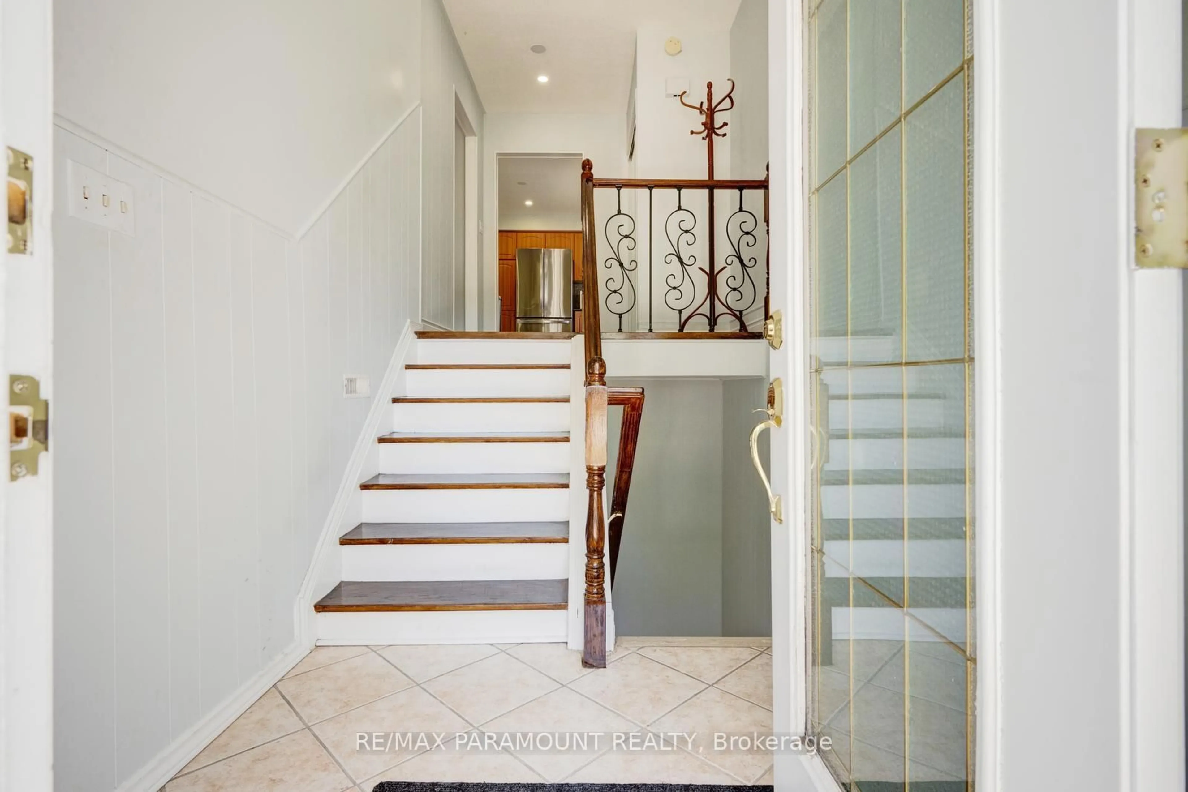 Indoor foyer for 3197 Candela Dr, Mississauga Ontario L5A 2T9
