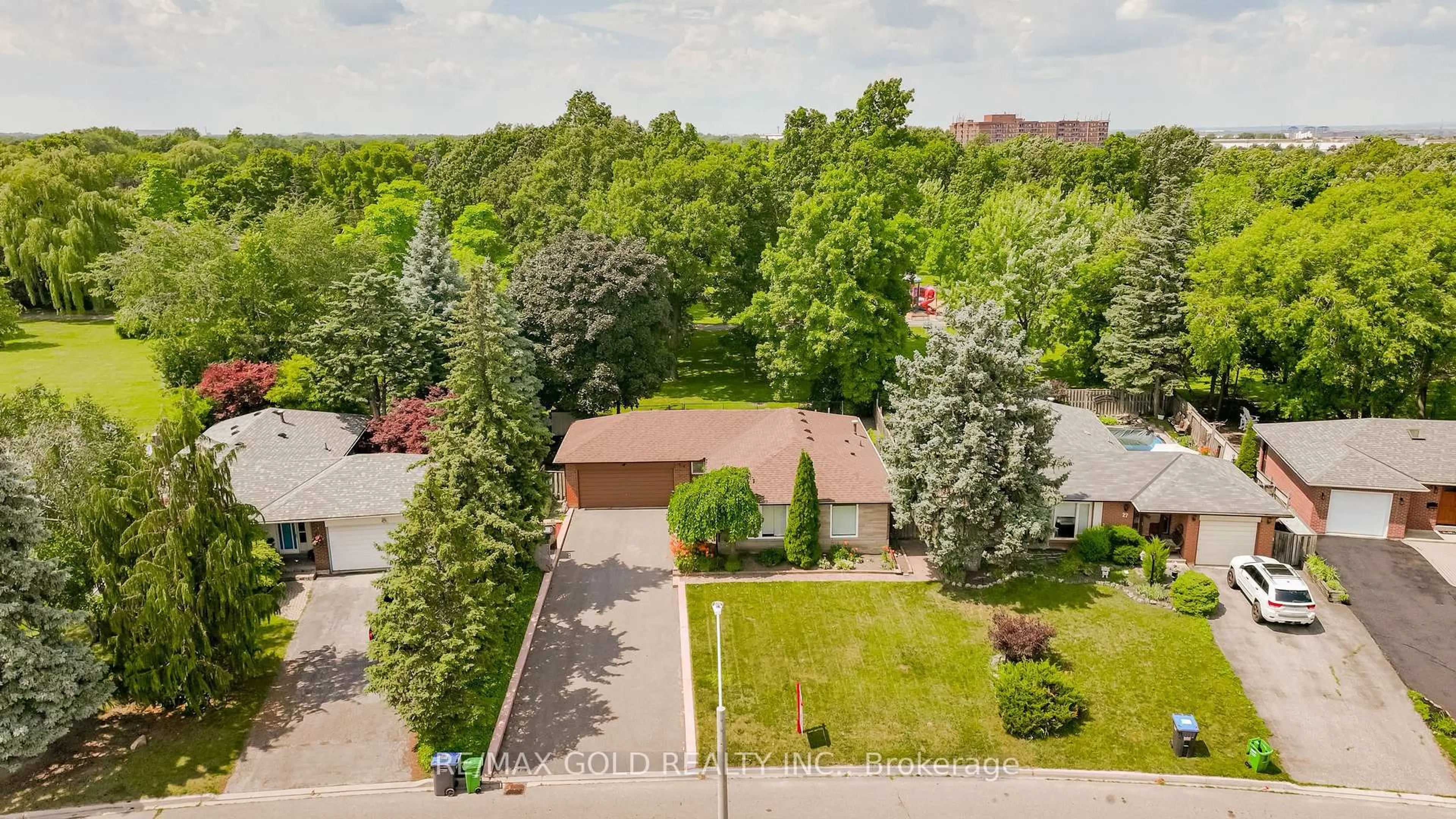 A pic from outside/outdoor area/front of a property/back of a property/a pic from drone, street for 29 Devonshire Dr, Brampton Ontario L6T 3G5