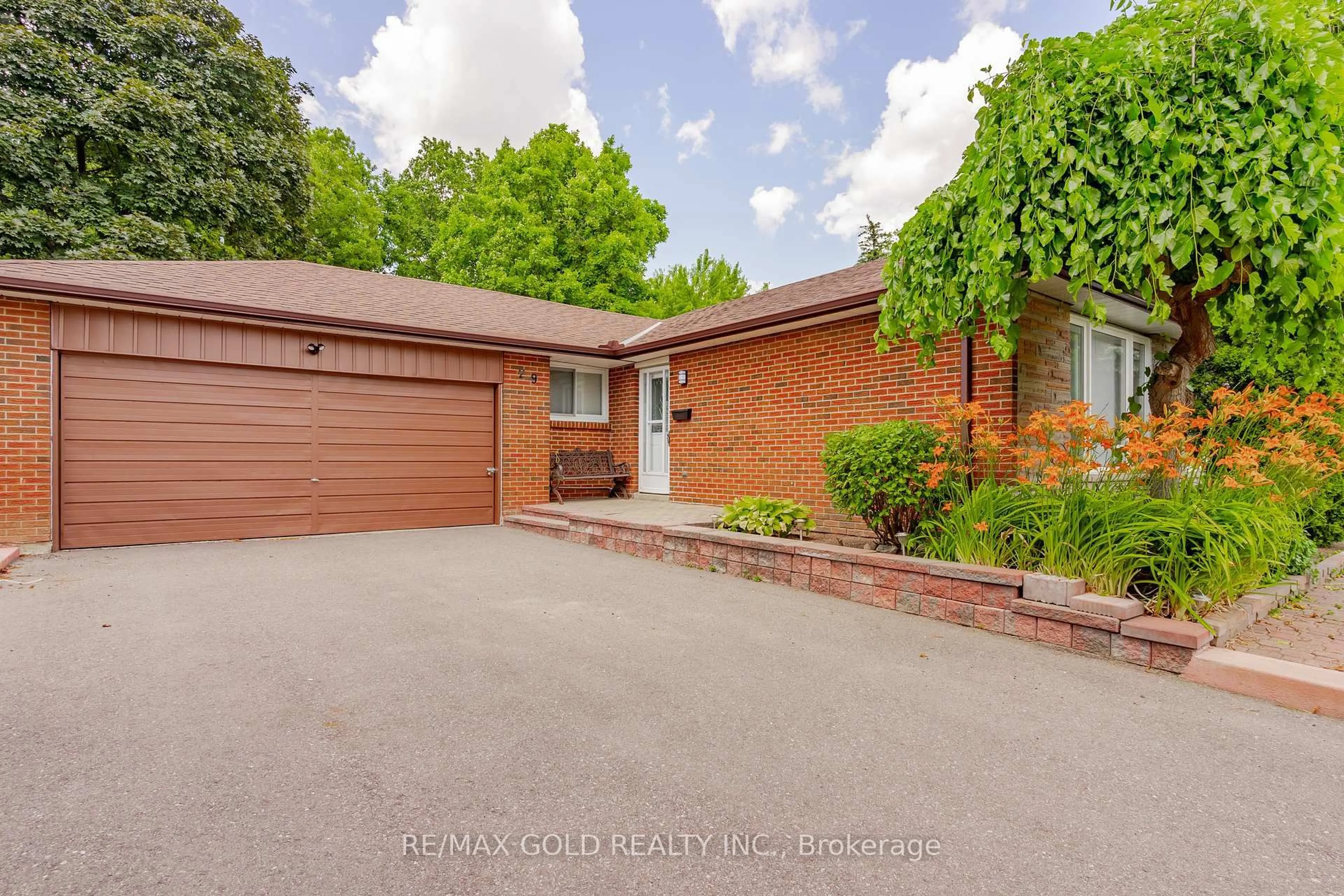 Home with brick exterior material, street for 29 Devonshire Dr, Brampton Ontario L6T 3G5